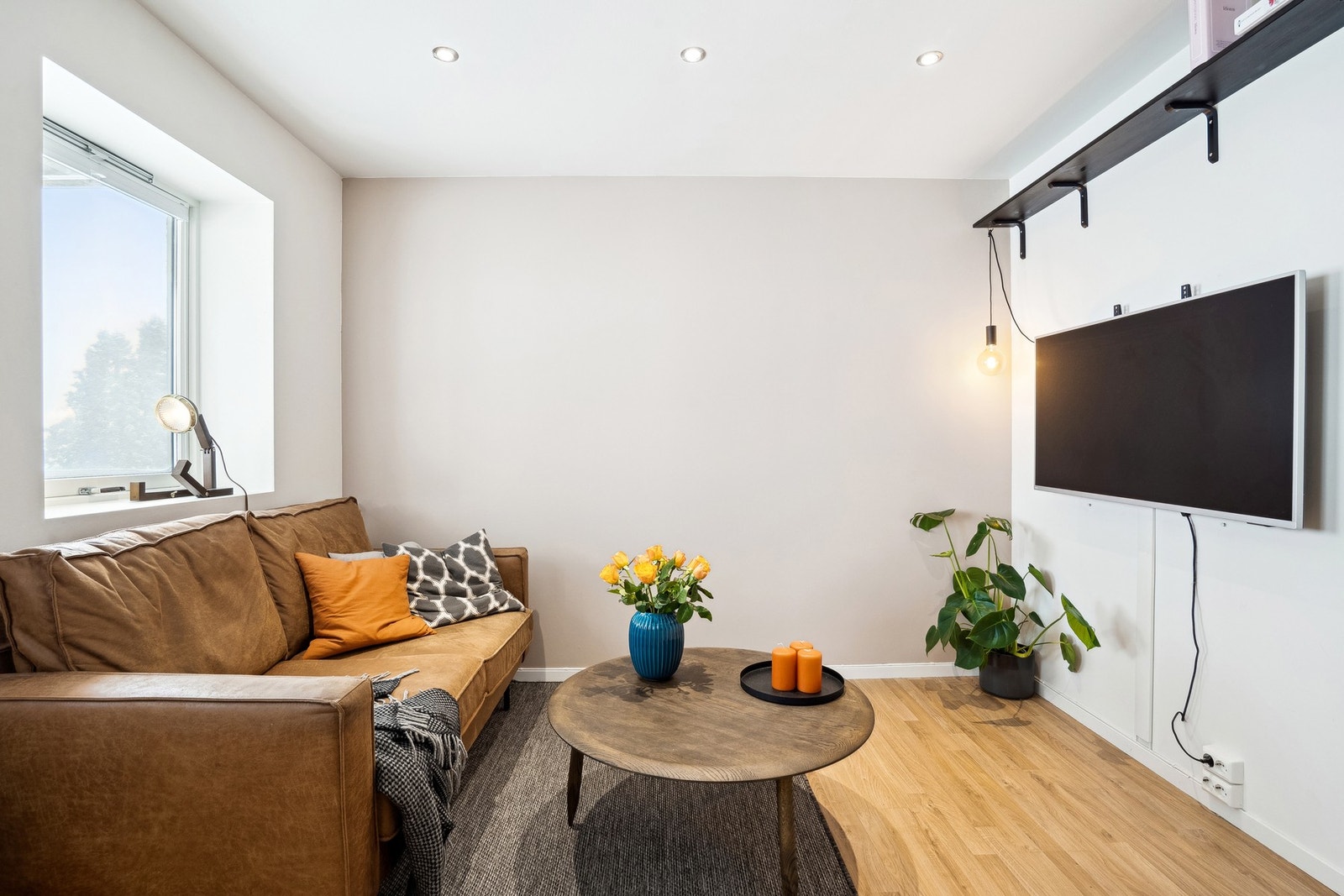 Moderne med slette vegger og tak Galleribilde