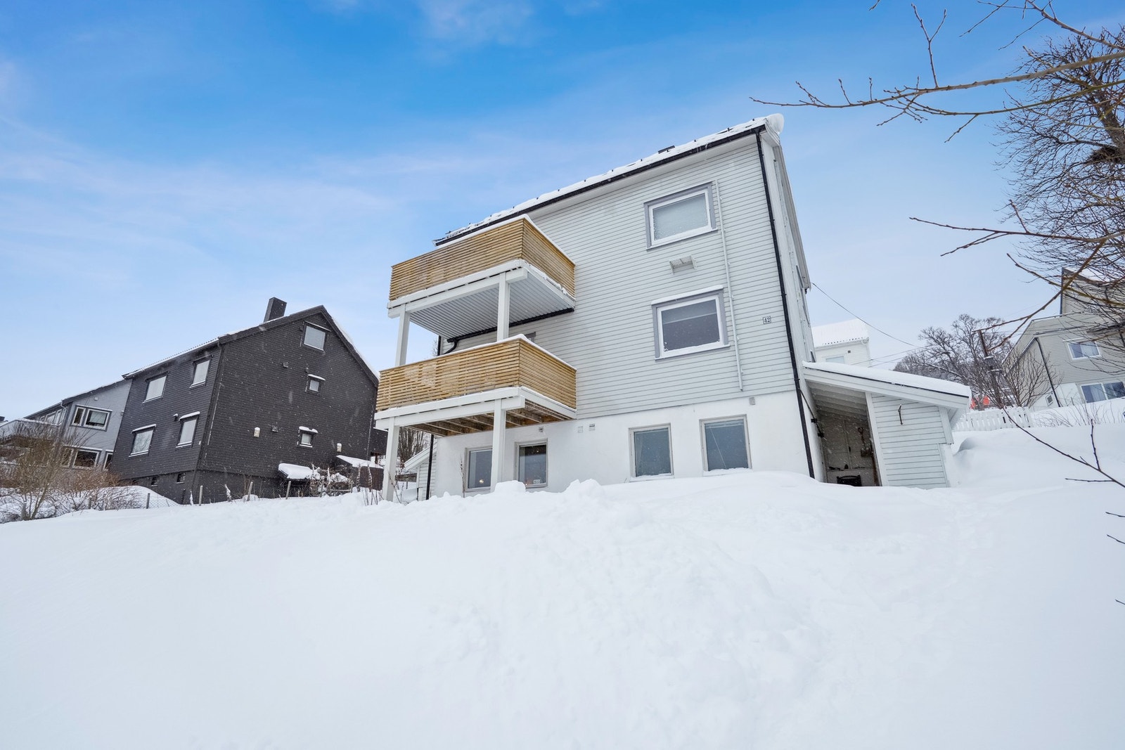 Leiligheten ligger i underetasjen med platt og utsikt mot øst Galleribilde