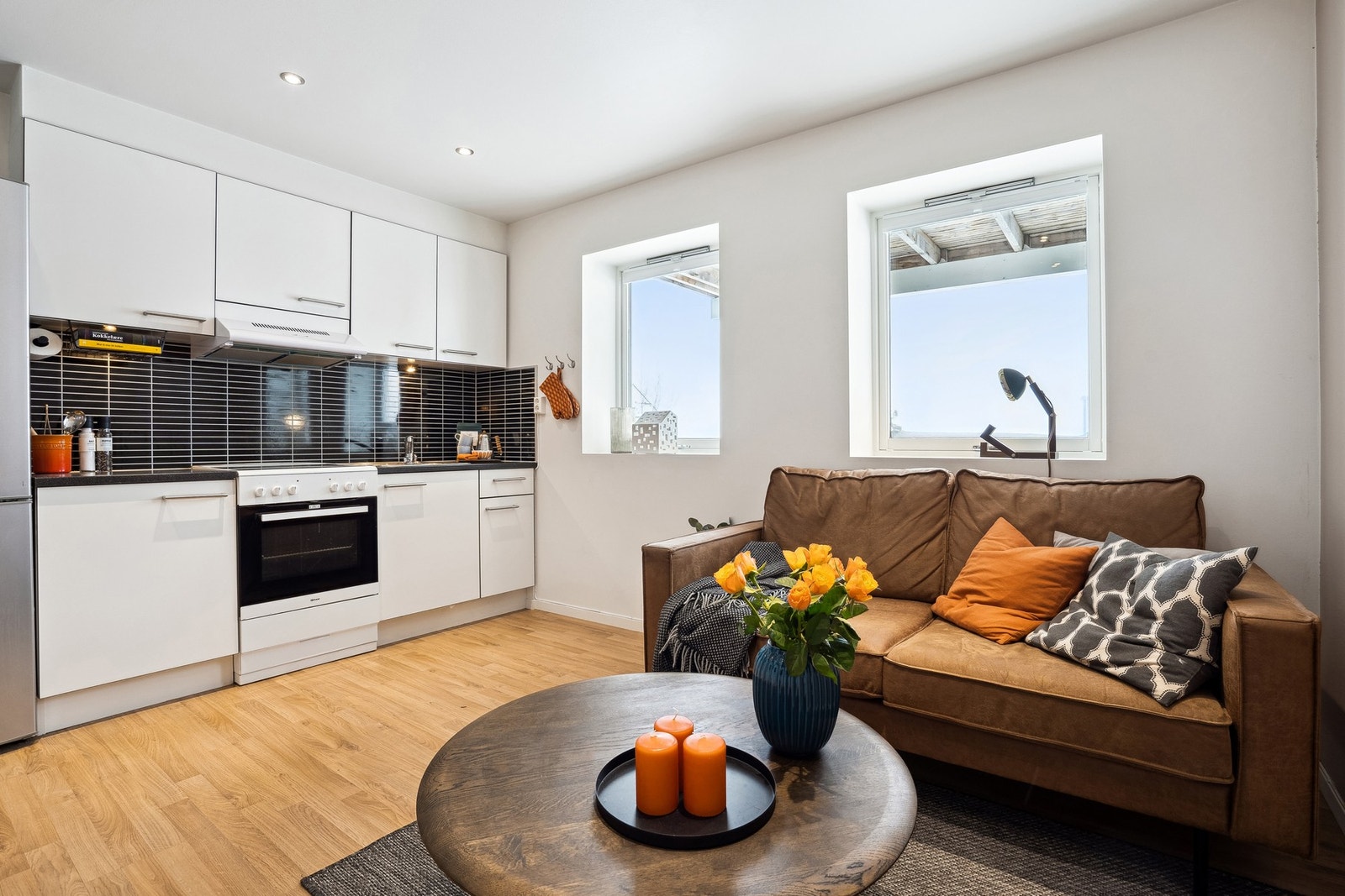 Med vinduer ut mot øst og plattingen Galleribilde