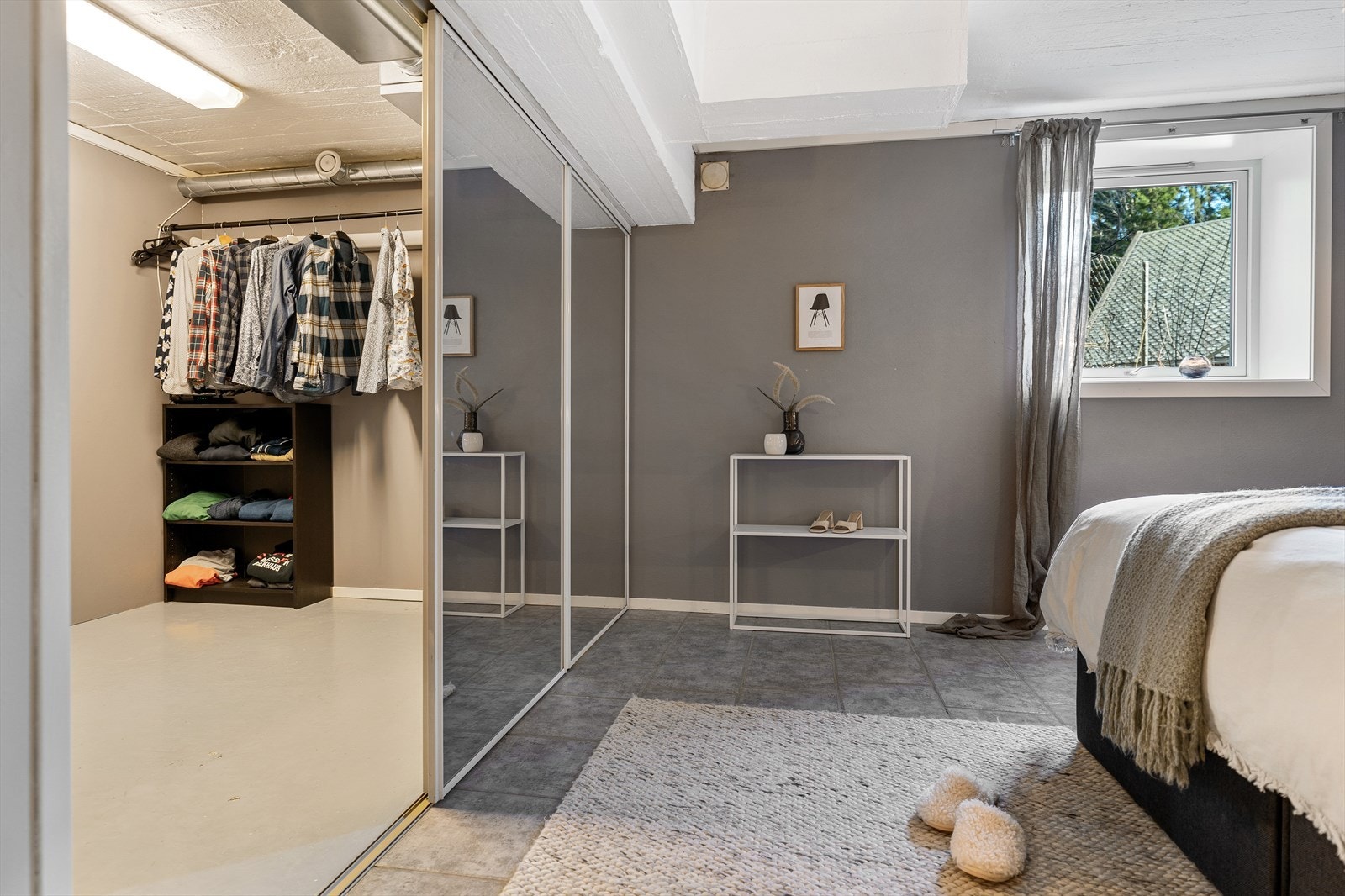 Hovedsoverommet har en stor walk-in garderobe. Galleribilde