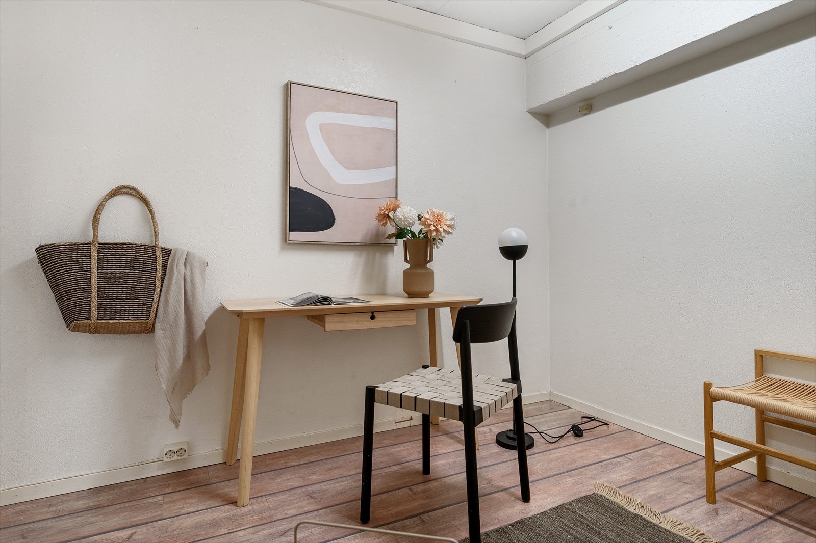 Kontor er på byggetegningene godkjent som bod og ikke rom for varig opphold. Galleribilde