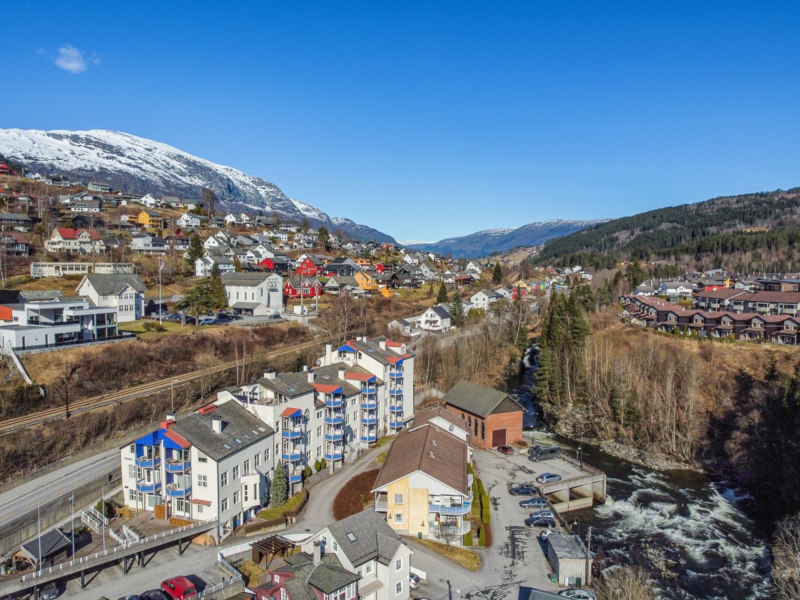Eiendommen har en sentrumsnær beliggenhet. Det medfølger 1.stk utvendig p-plass til leiligheten. Galleribilde