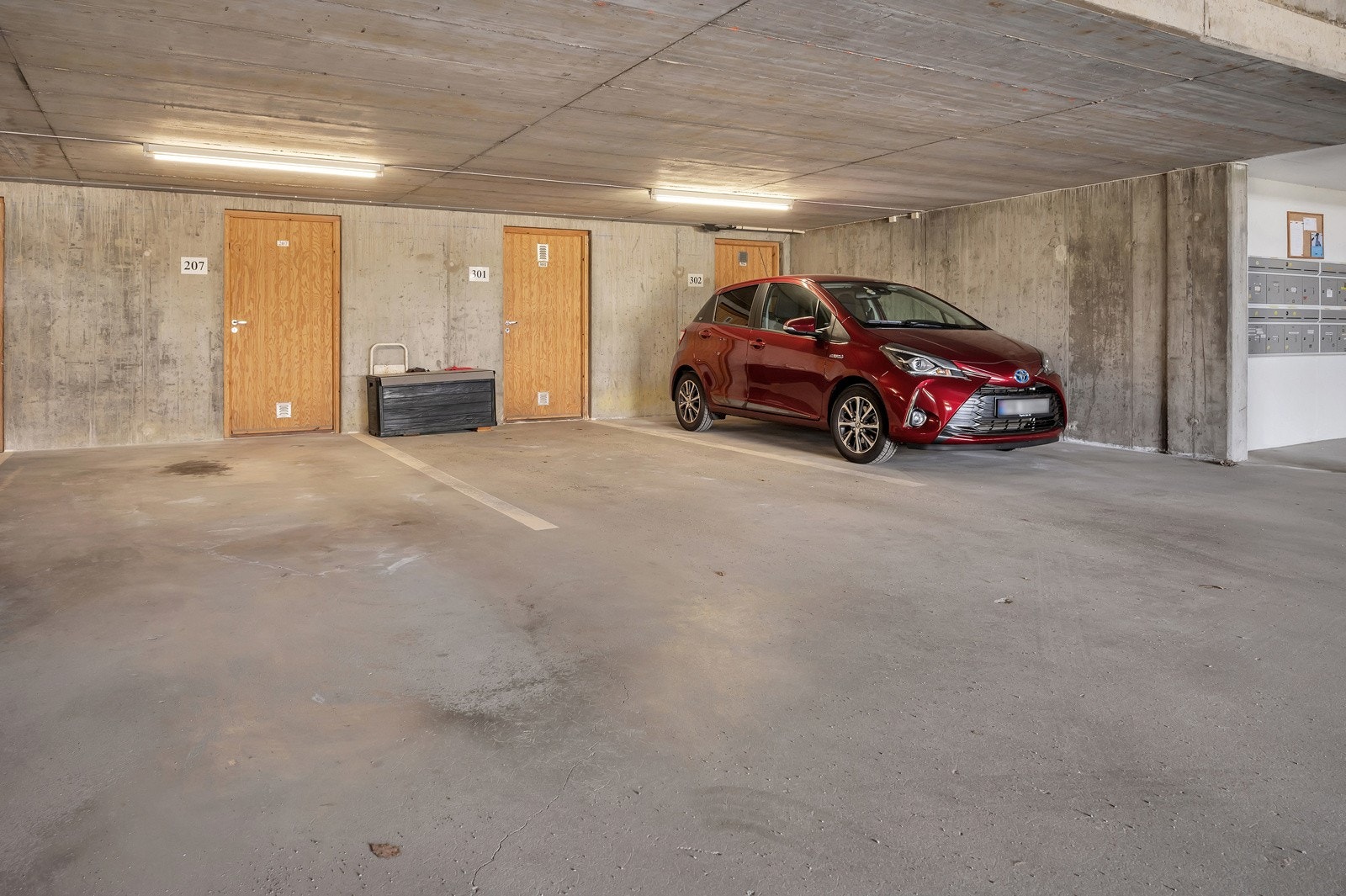 Fast biloppstillingsplass med bod i bakkant. Galleribilde