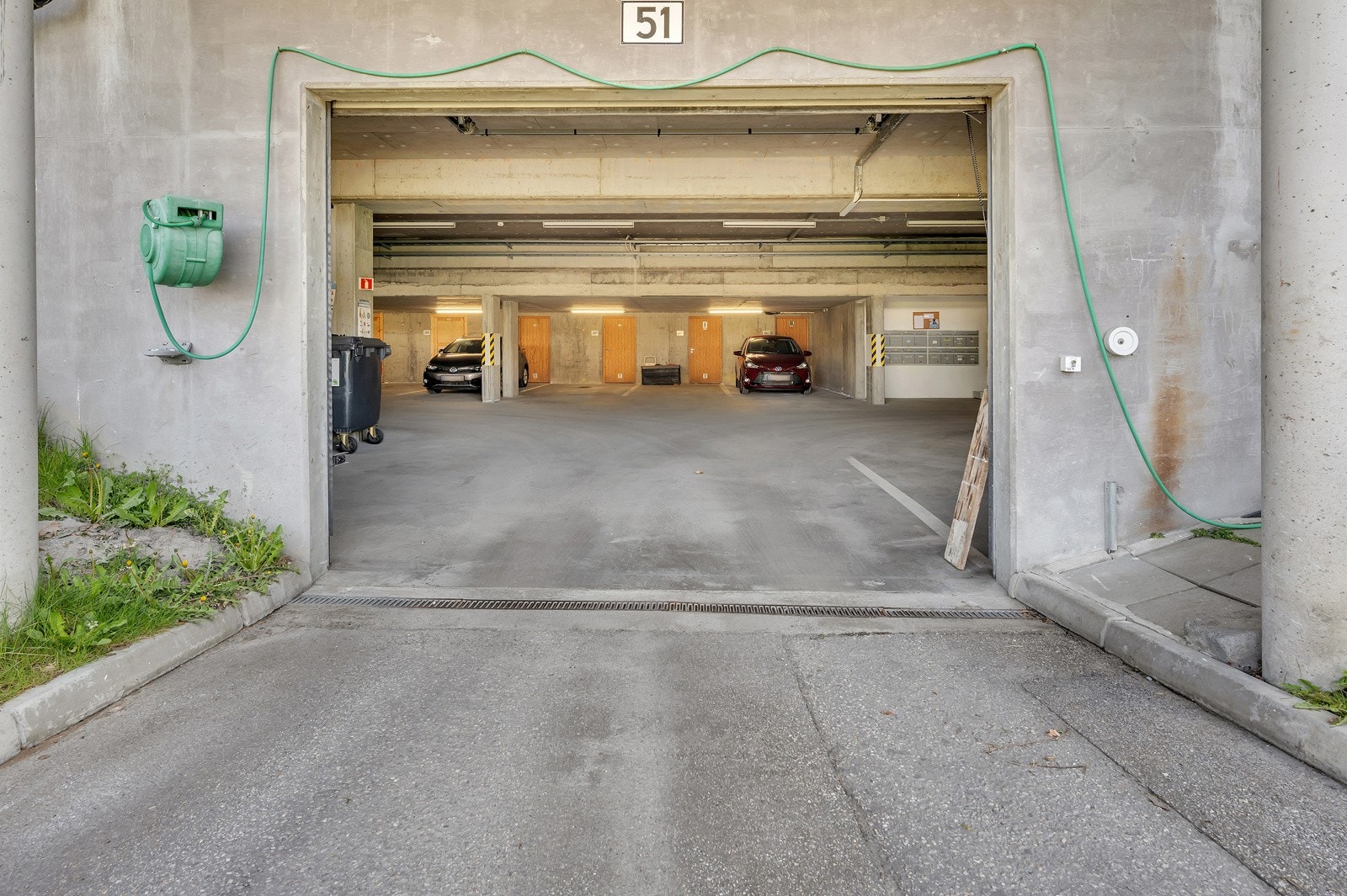 Det er garasjeanlegg i underetasjen. Galleribilde