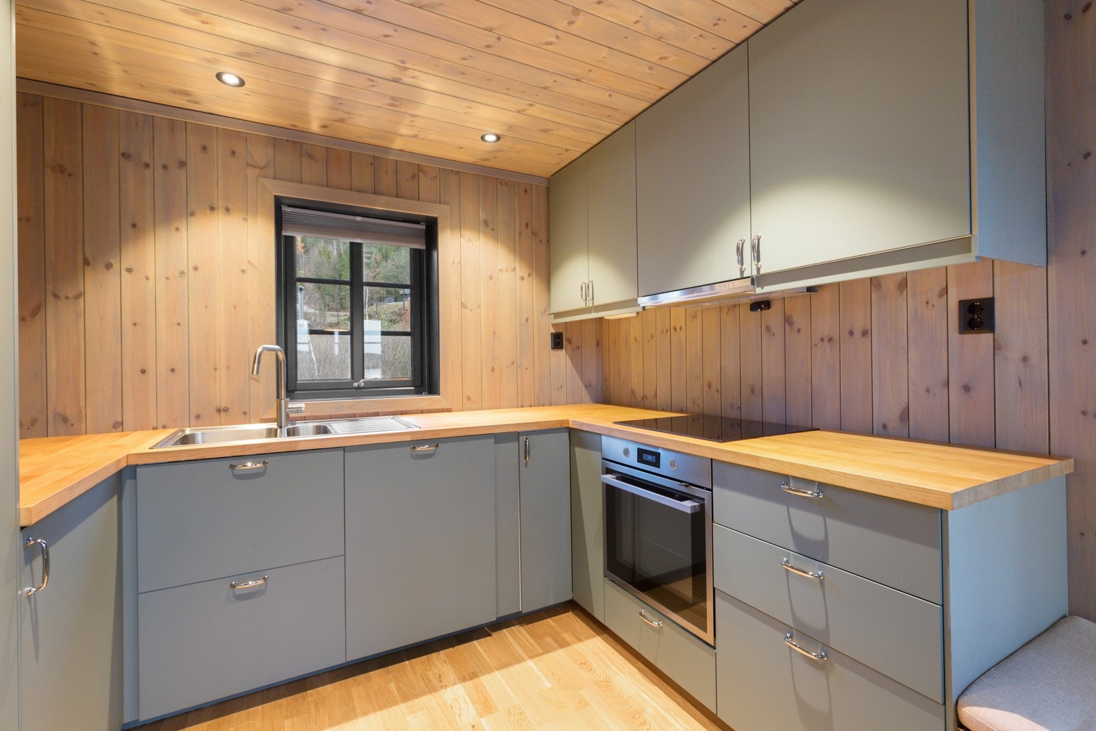 Kjøkkeninnredning med slette fronter og laminert benkeplate Galleribilde