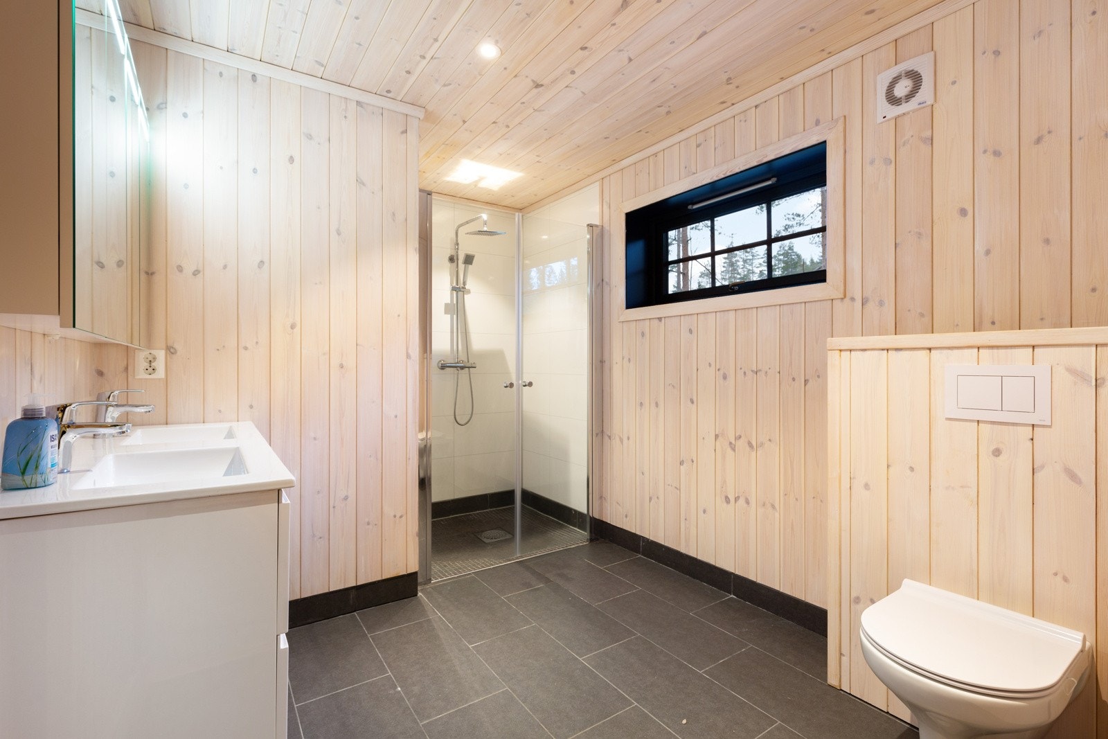 1. etasje: Badet har flislagt gulv med varmekabler Galleribilde