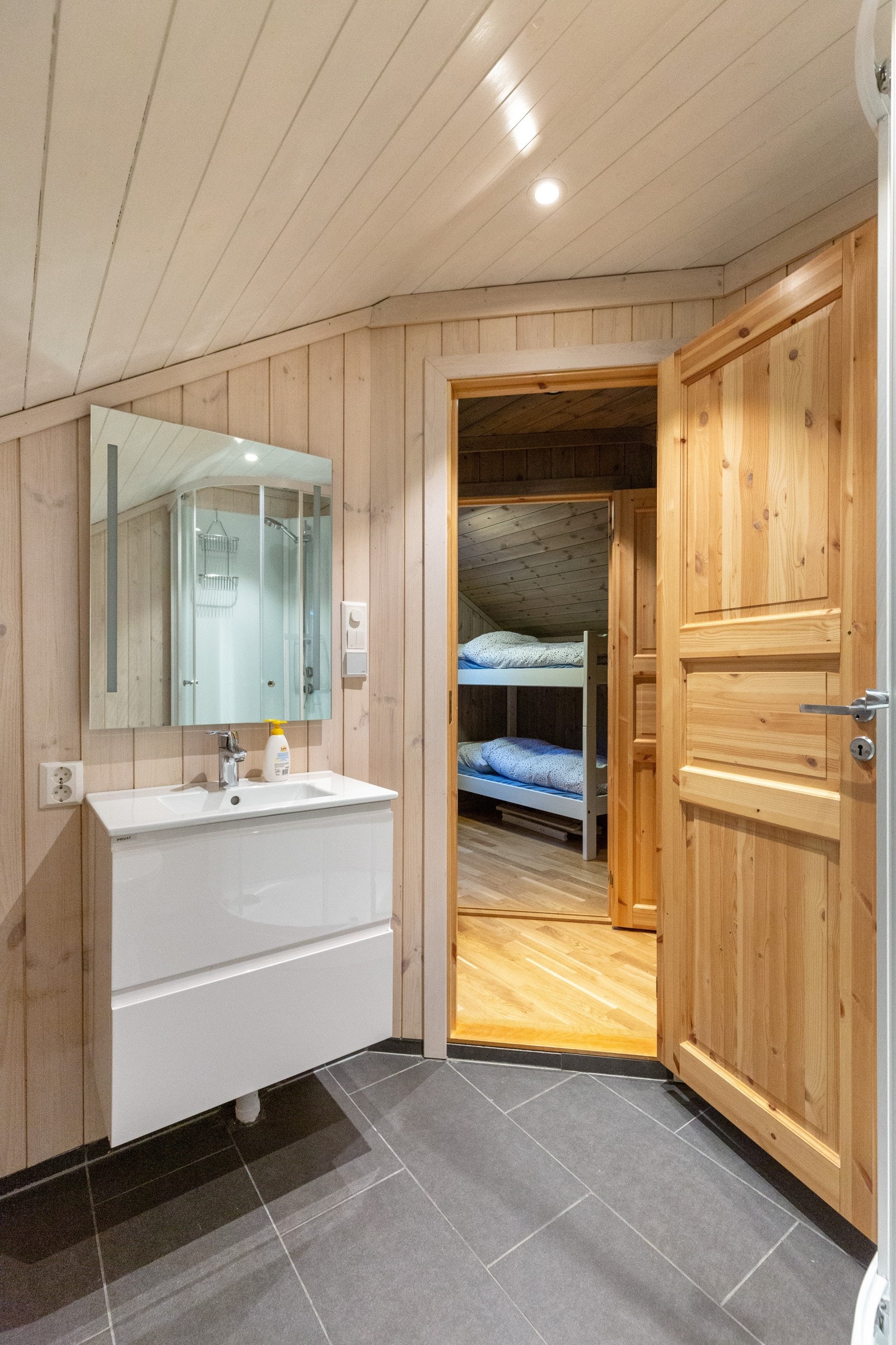 2. etasje: Flislagt gulv med varmekabler. Innredning med servantskap, wc og dusjkabinett. Galleribilde