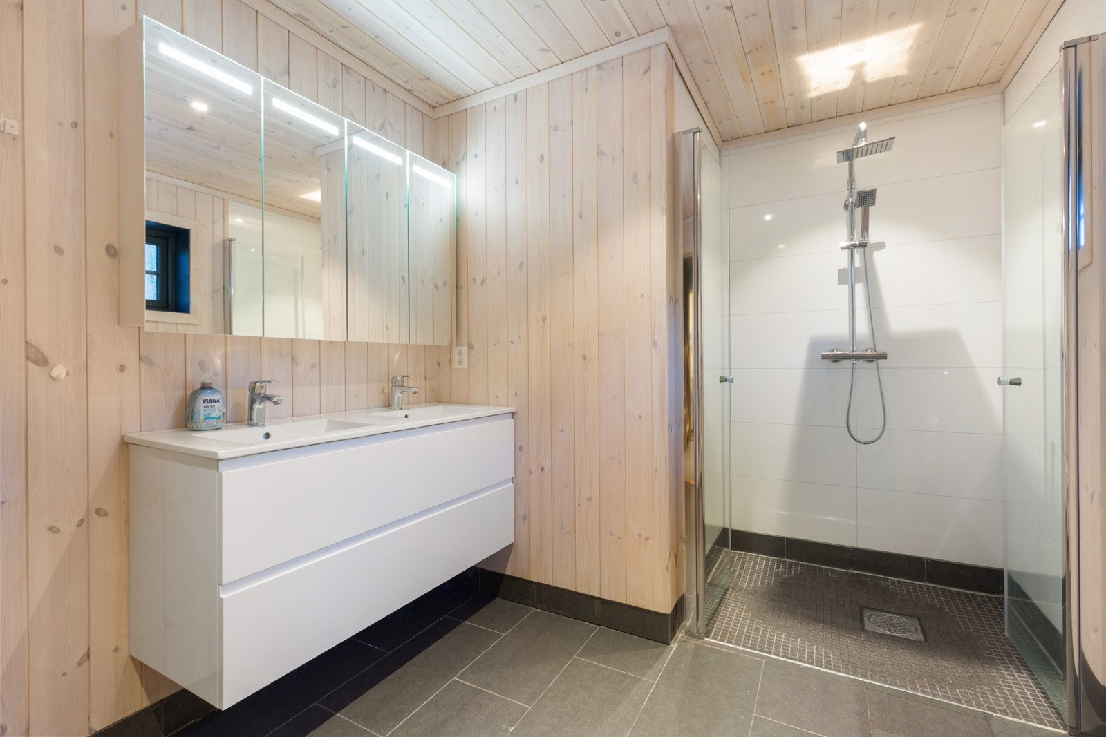 1. etasje: Innredning med dobbel servant, stort speil og dusjnisje med glassdører. Galleribilde