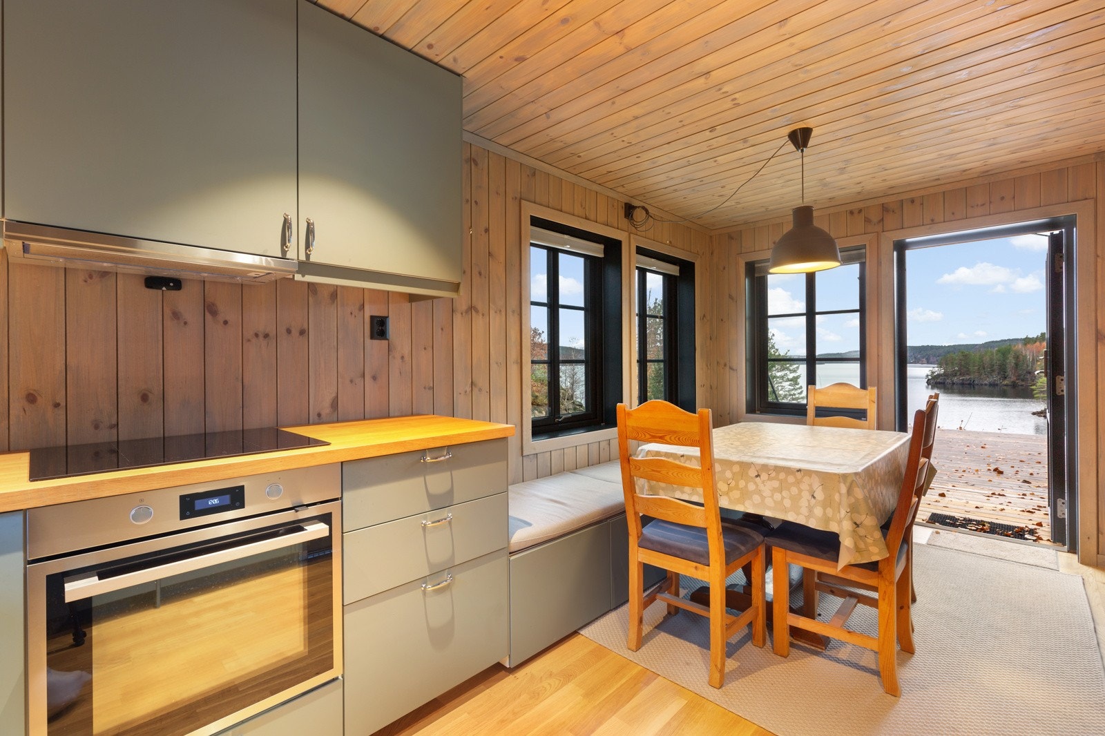 Kjøkkenet har integrert kjøleskap, komfyr med platetopp og oppvaskmaskin Galleribilde