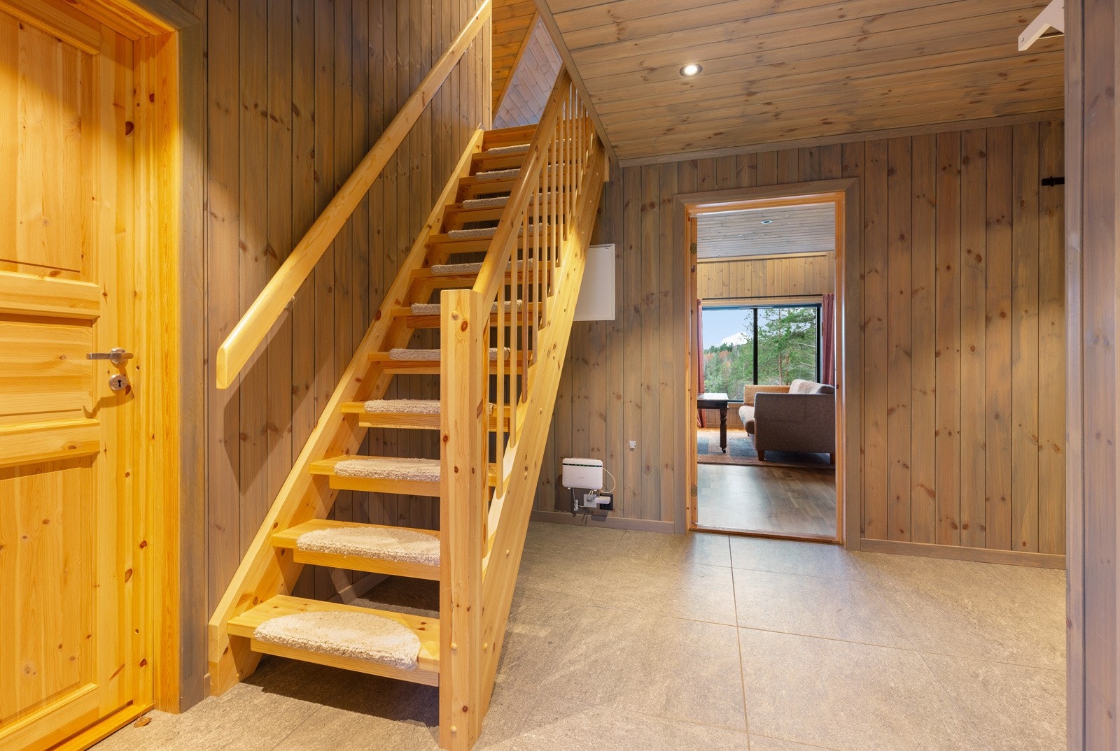 Trapp opp til 2. etasje fra gangen. Galleribilde