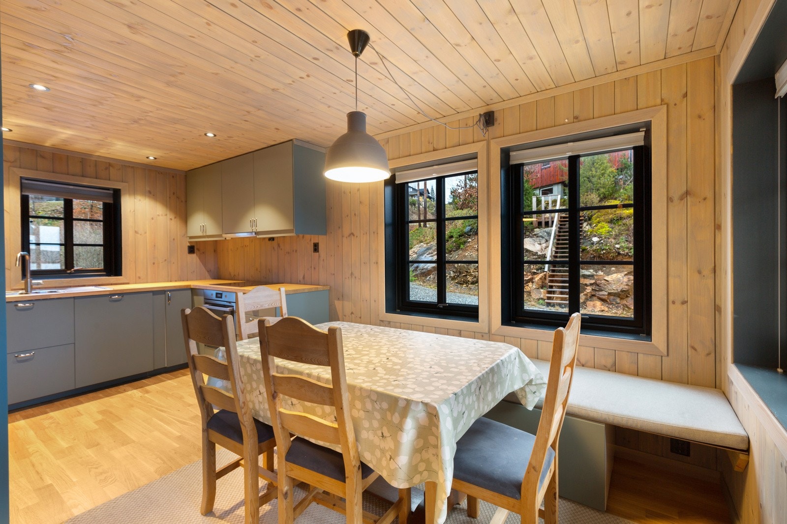 Spiseplass i tilknytning til kjøkkenet. Det er skuffer under sittebenken med oppbevaringsplass. Galleribilde