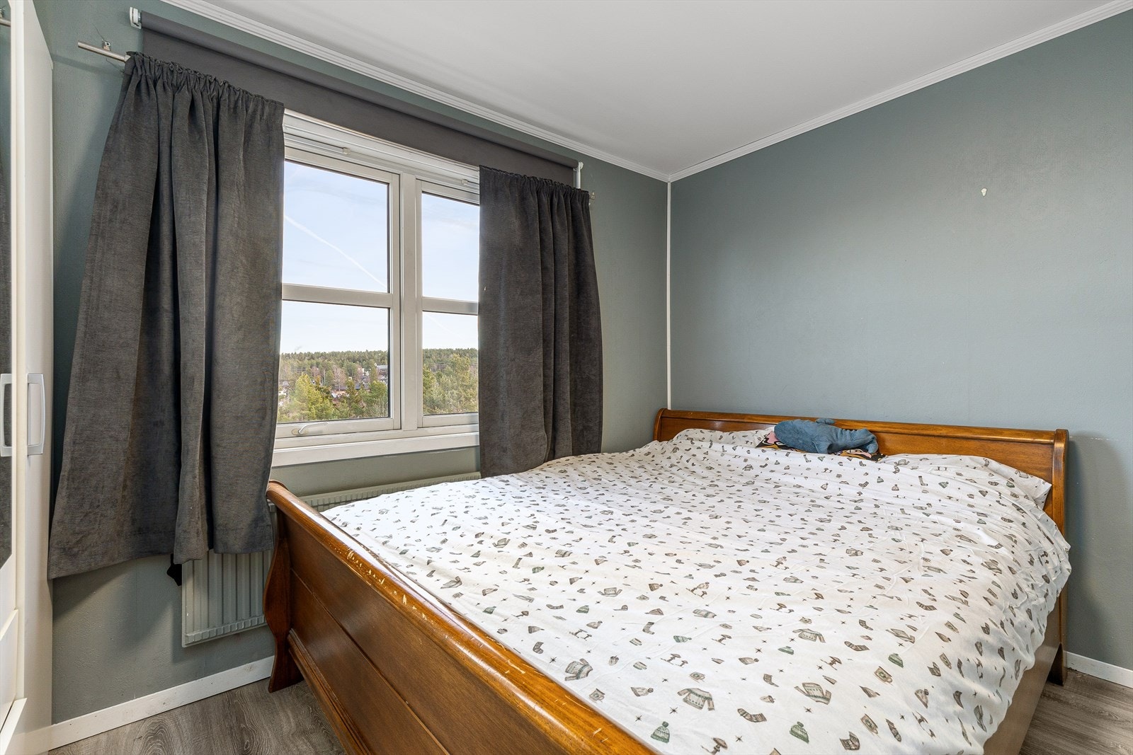 Soverom 1: Stort soverom med garderobeskap og plass til dobbeltseng. Galleribilde