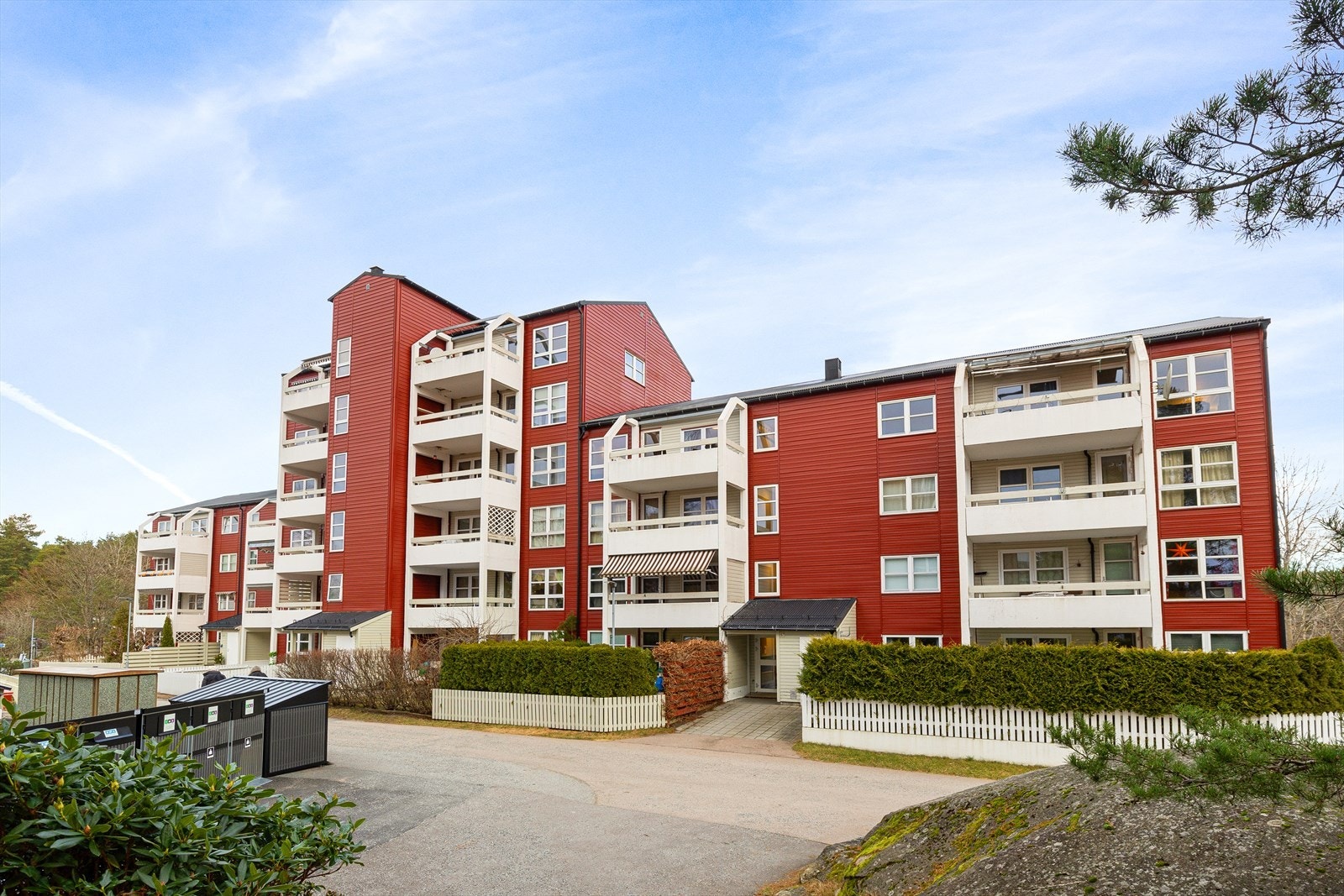 Velkommen til stor, gjennomgående 3-roms toppleilighet i Asperudtoppen 67! Galleribilde