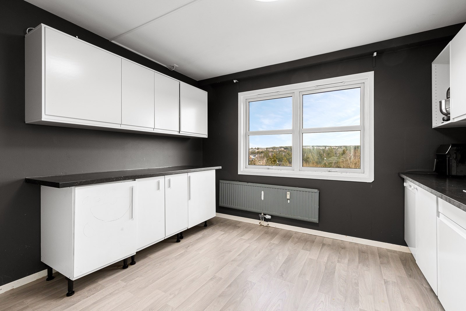 Stort separat kjøkken med spiseplass. Kjøkkenet har godt med skap- og benkeplass. Galleribilde