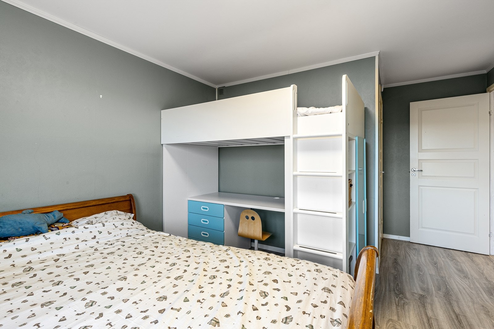 Soverom 1: Adkomst fra soverom til innvendig bod som benyttes til garderobe. Galleribilde