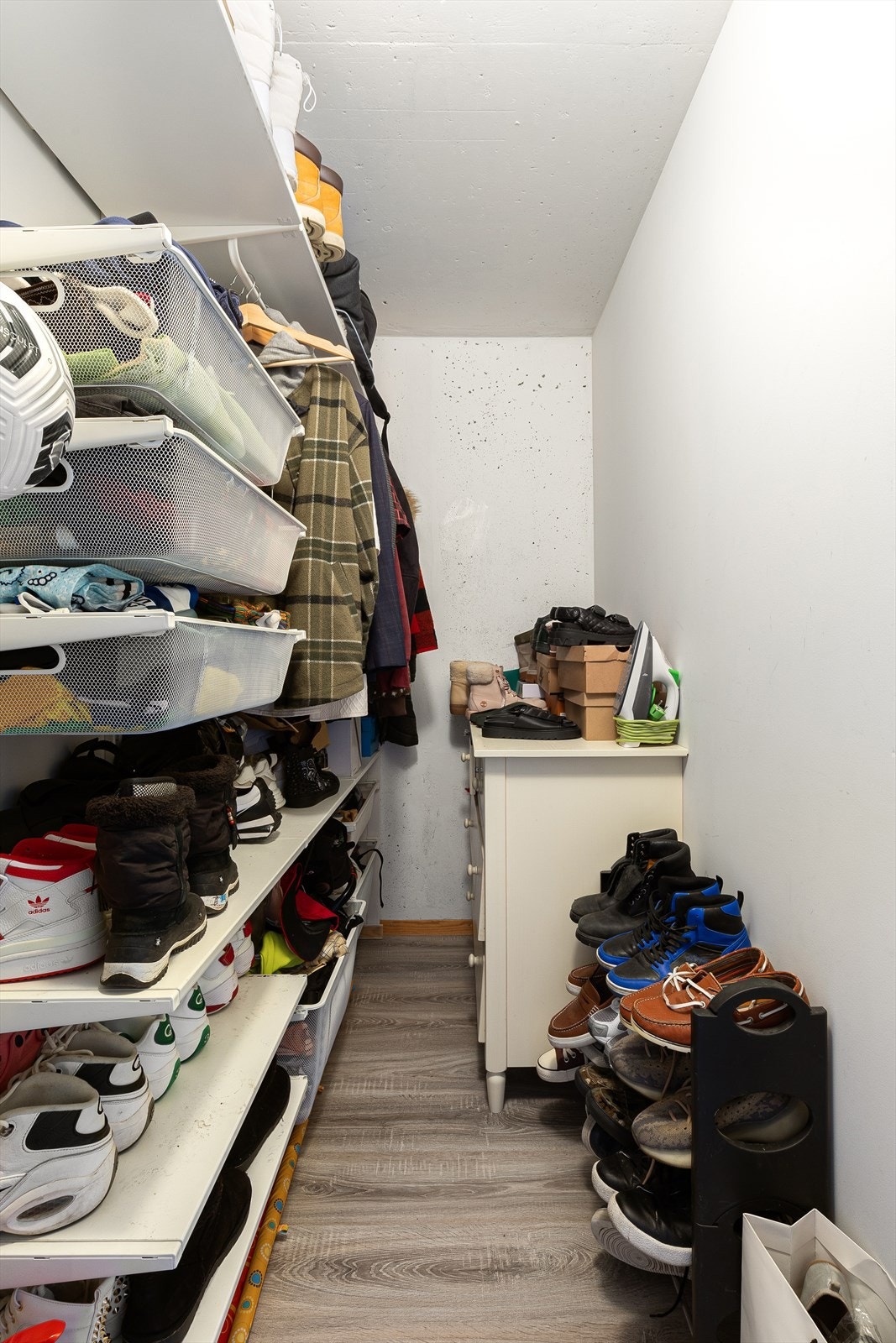 Adkomst fra soverom til praktisk bod med god oppbevaringsplass og smart garderobeløsning. Galleribilde