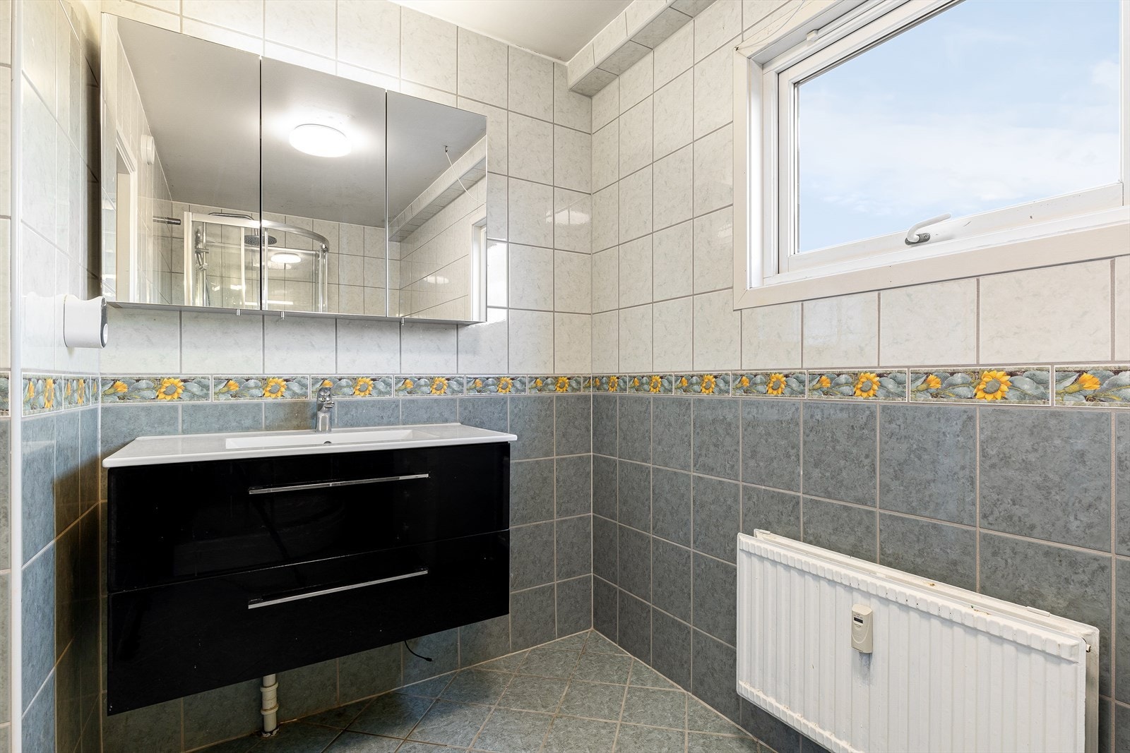 Flislagt bad. 90 cm servant med skuffer ny i 2023. Galleribilde