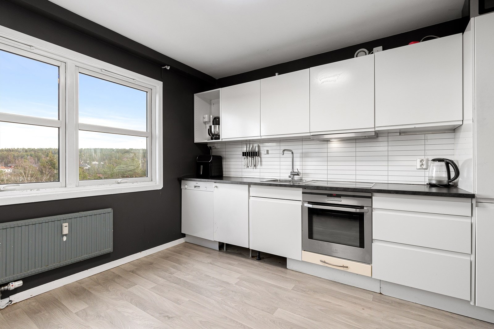 Hvitevarer på kjøkkenet som platetopp, stekeovn, oppvaskmaskin og kombinert kjøl-/fryseskap medfølger ved salg. Galleribilde