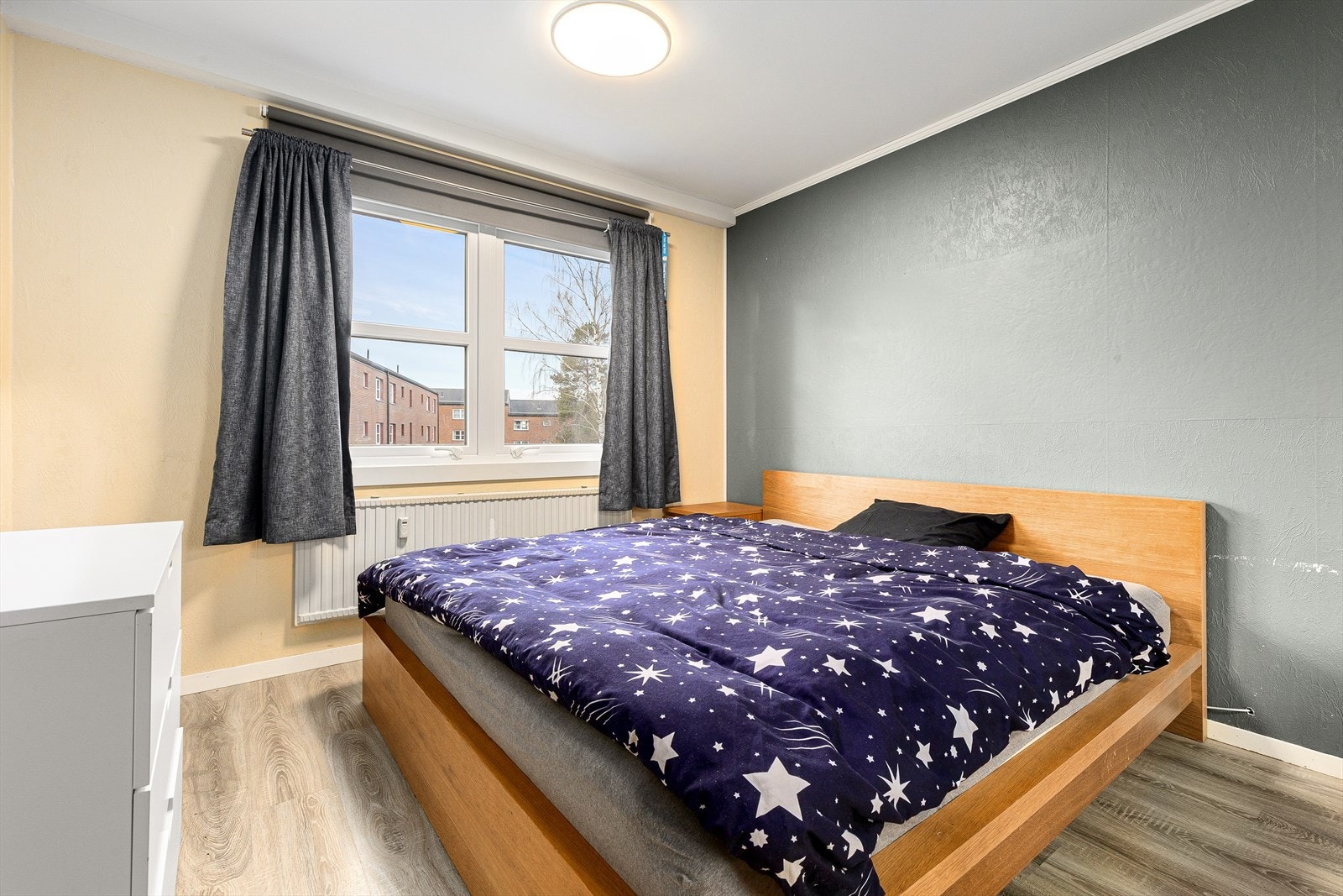 Soverom 2: Romslig soverom med plass til dobbeltseng. Galleribilde