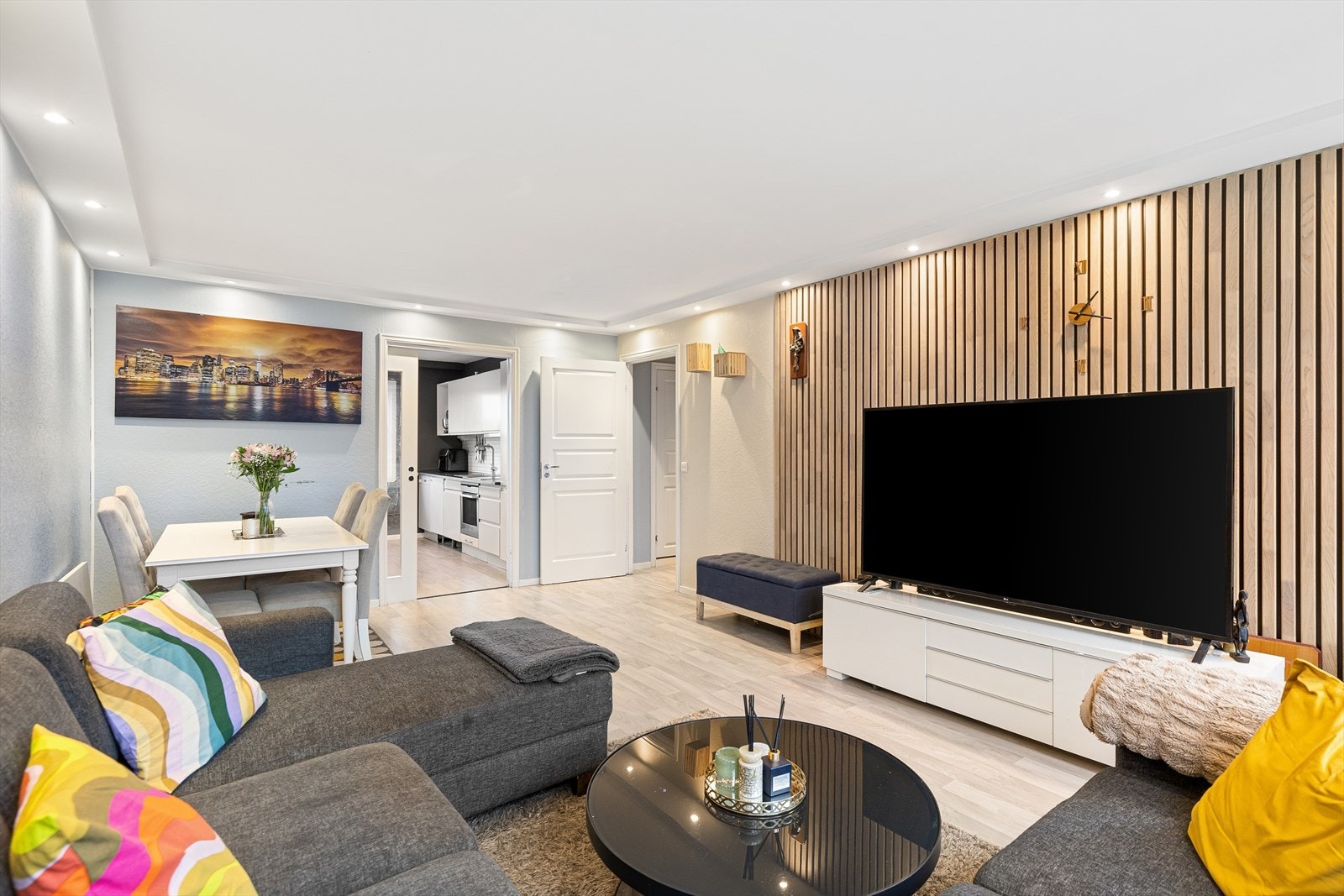 Stuen har plass til både spisebord og sofagruppe med tilhørende tv-/mediamøbel. Galleribilde