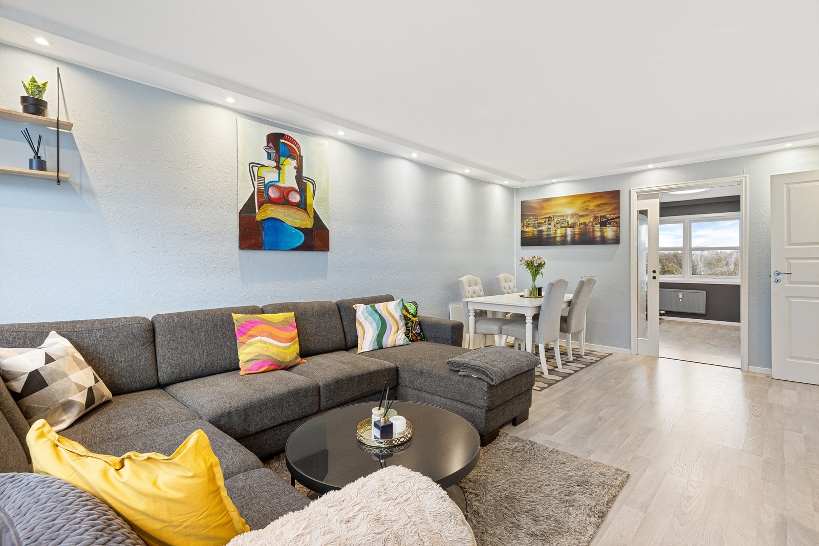 Lys gjennomgående leilighet Galleribilde