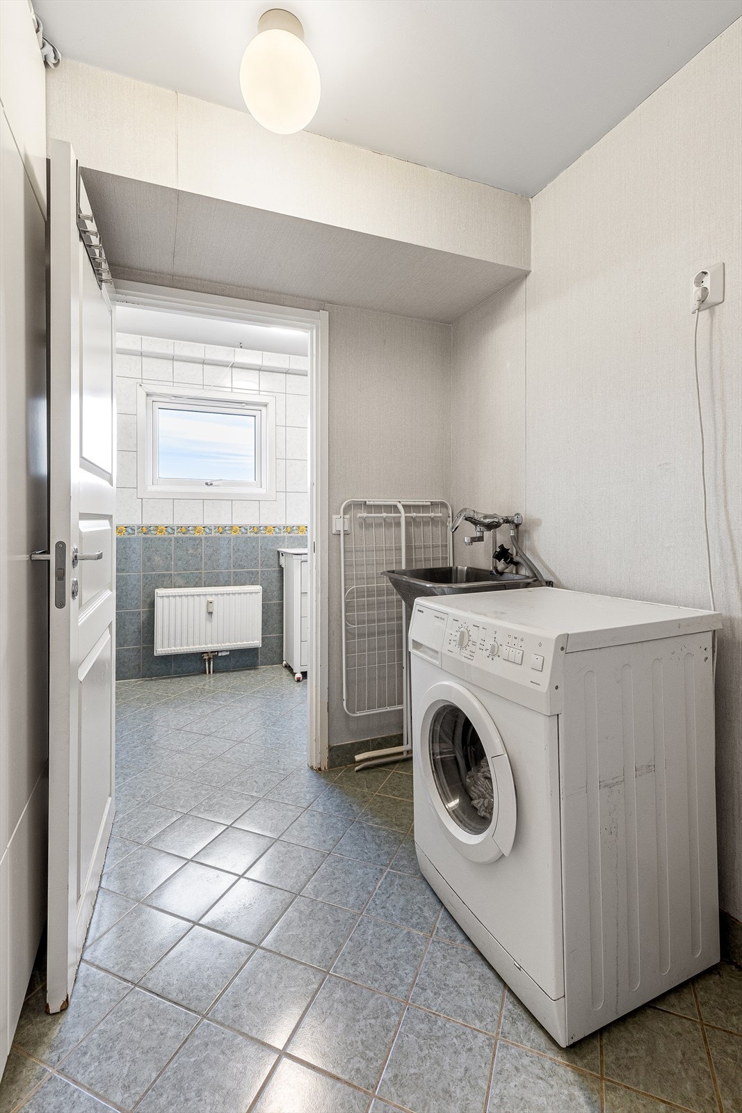 Praktisk vaskerom tilknyttet badet. Det er opplegg for vaskemaskin og tørketrommel. Galleribilde