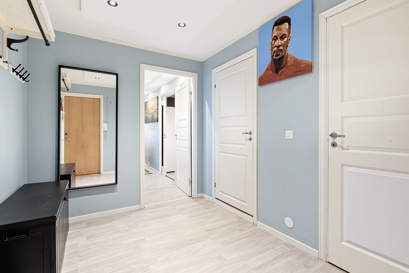 Romslig gang med downlights og god plass til garderobe. Galleribilde