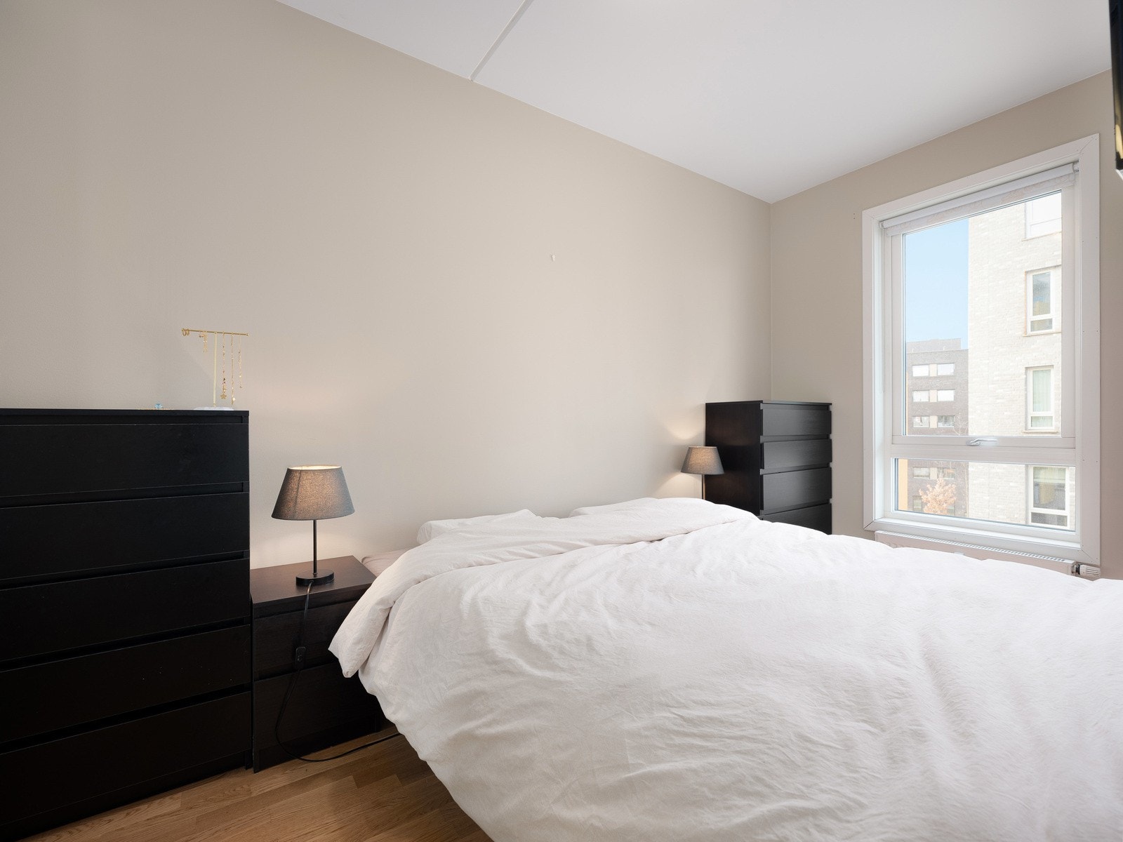 Hovedsoverommet er romslig og har plass til dobbeltseng, og nattbord på begge sider. Galleribilde