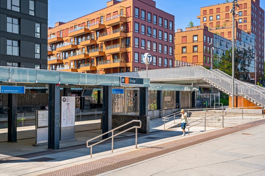 Fra Ensjø Torg går t-banen hyppig med linje 1, 2, 3 og 4. Kun et par stopp så er du i Oslo sentrum. Galleribilde