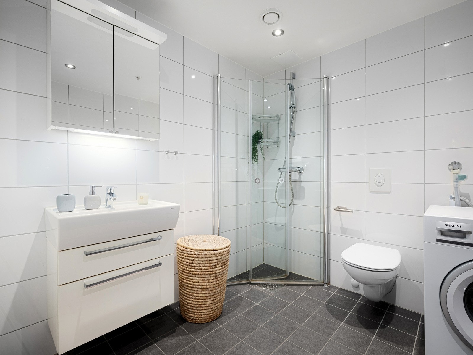 Pent, flislagt bad med god standard fra byggeåret. Badet er utstyrt med varmekabler i gulvet, en praktisk dusjnisje med innfellbare glassdører. Galleribilde