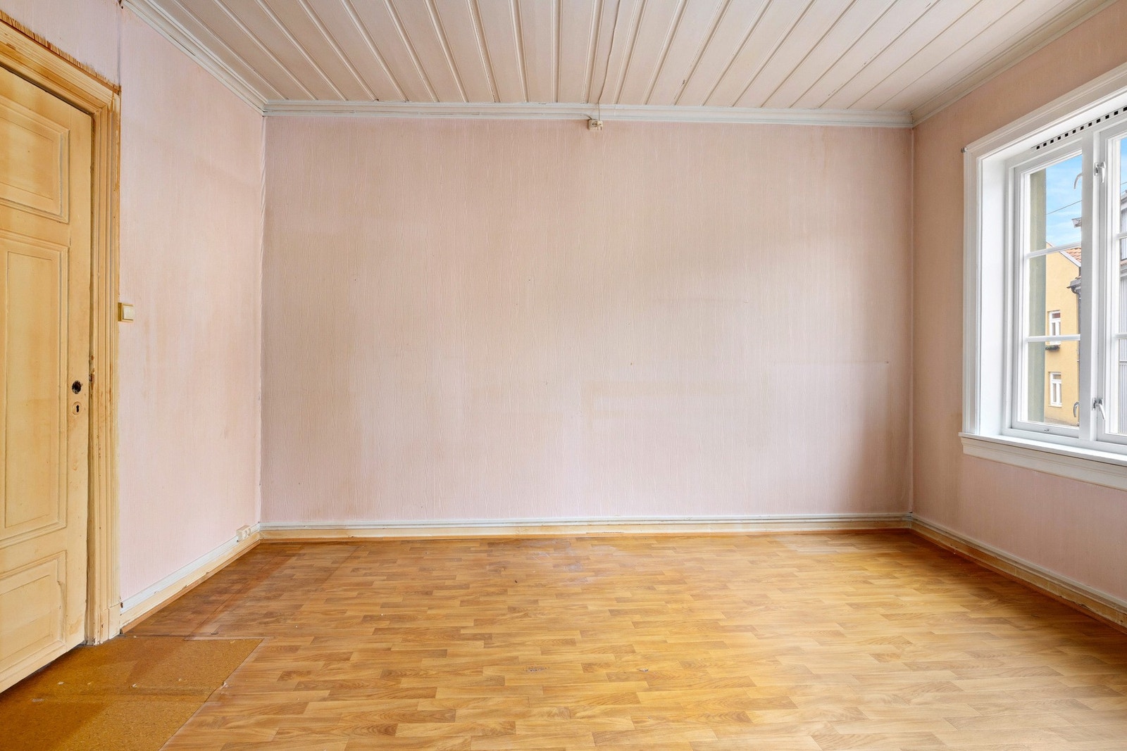 Store vindusflater som slipper godt med lys inn. Galleribilde