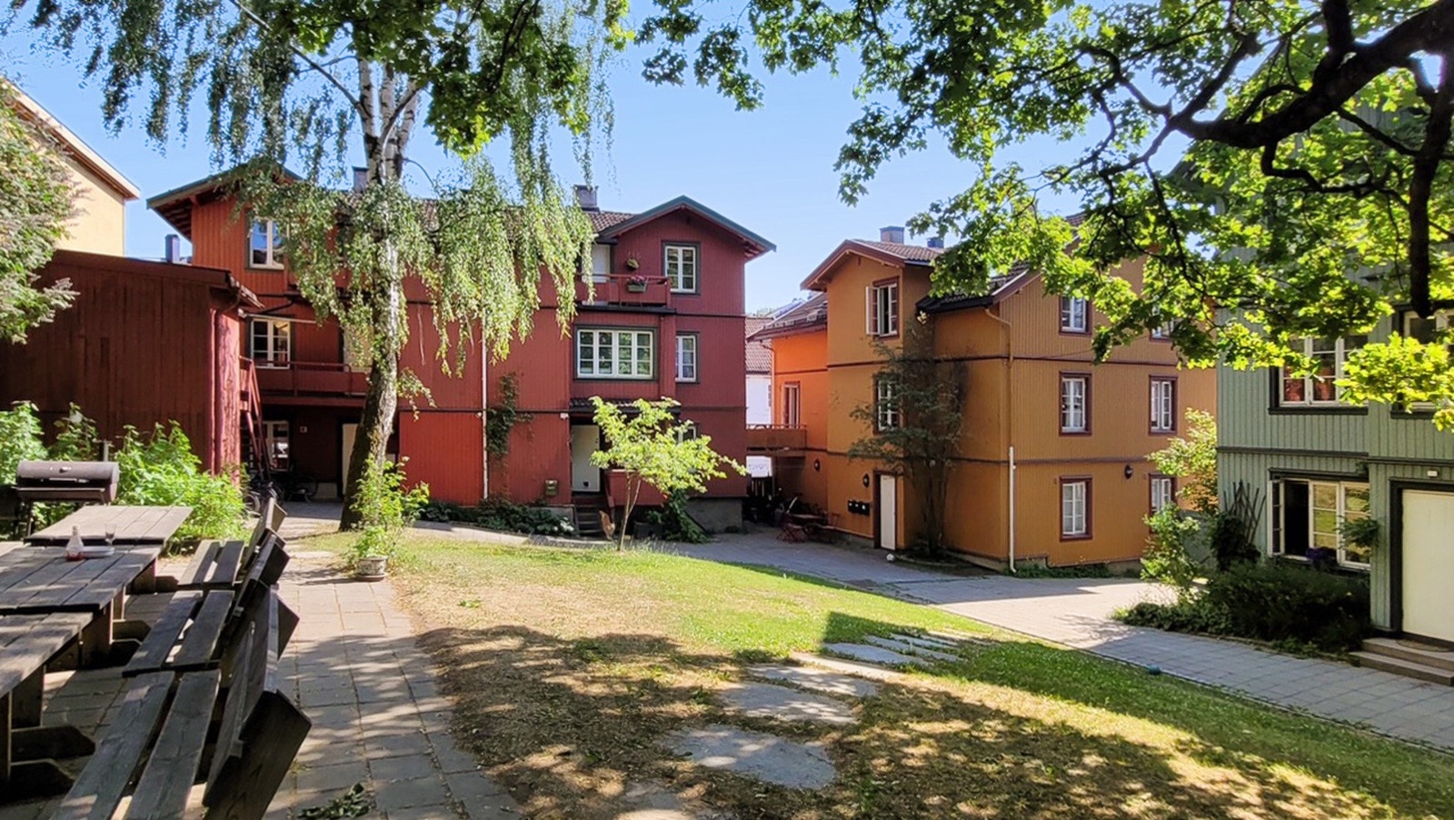 Meget pent opparbeidet bakgård med sitteplasser og lekeareal for barna. Galleribilde