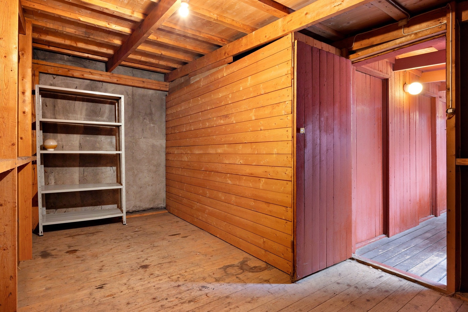 Stor bod på 10m2 i felles bakgårdsbygning. Galleribilde