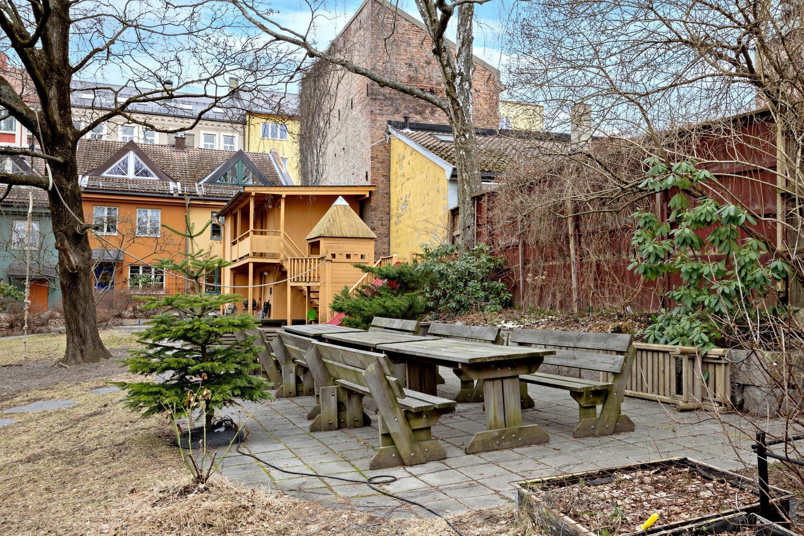 Borettslaget har en pent opparbeidet bakgård med sittegrupper, lekeapparater, plen og trær. Galleribilde