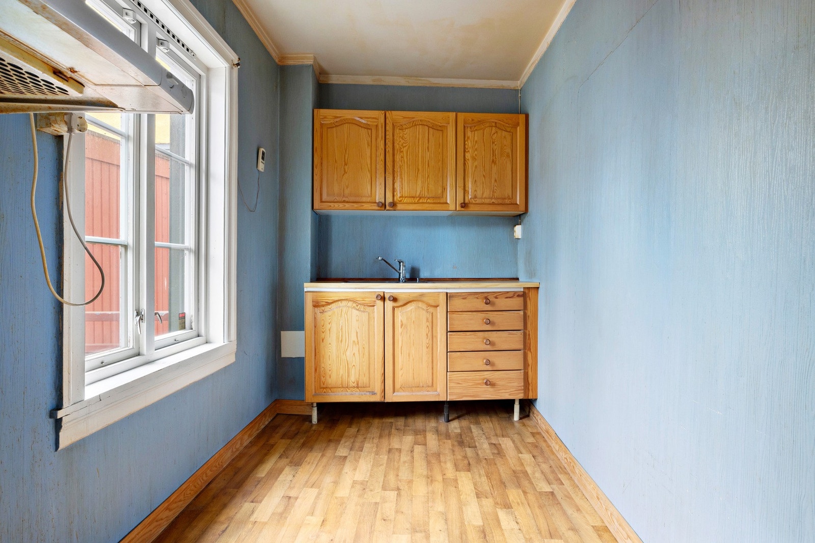 Kjøkkeninnredning med profilerte fronter og benkeplate i laminat. Galleribilde