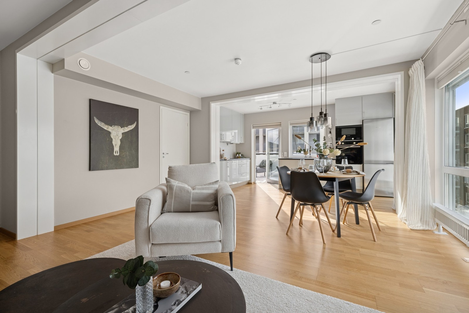 Leilighetens stue er lys og åpen av god størrelse. Galleribilde