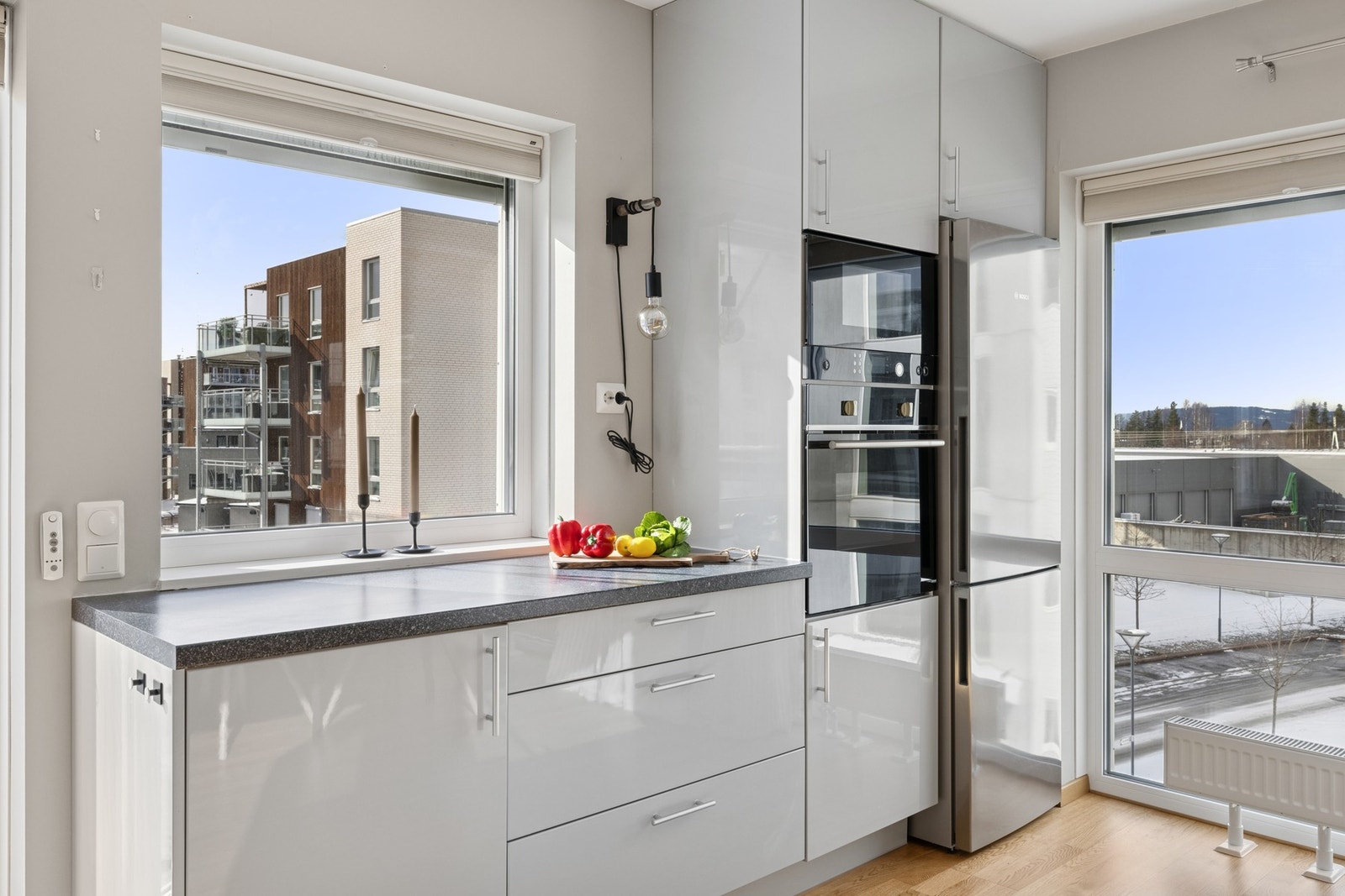 Kjøkkenet er av smakfull og moderne karakter med delvis takhøy innredning. Galleribilde