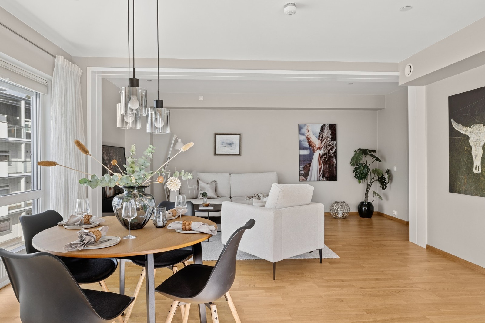 Stuen har store vindusflater som slipper inn rikelig med naturlig dagslys. Galleribilde