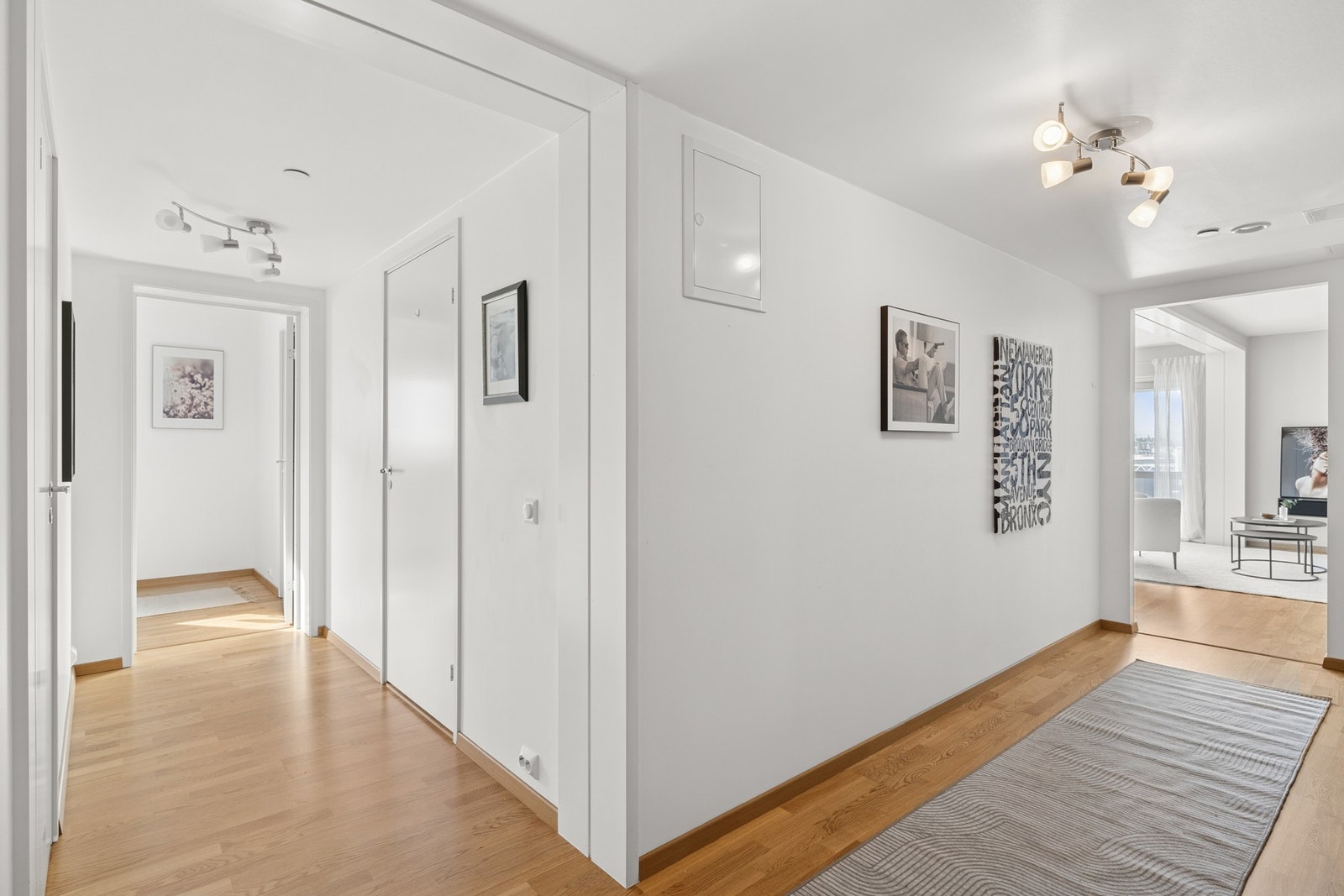 Fra entréen følger praktisk adkomst til ett av leilighetens baderom. Galleribilde