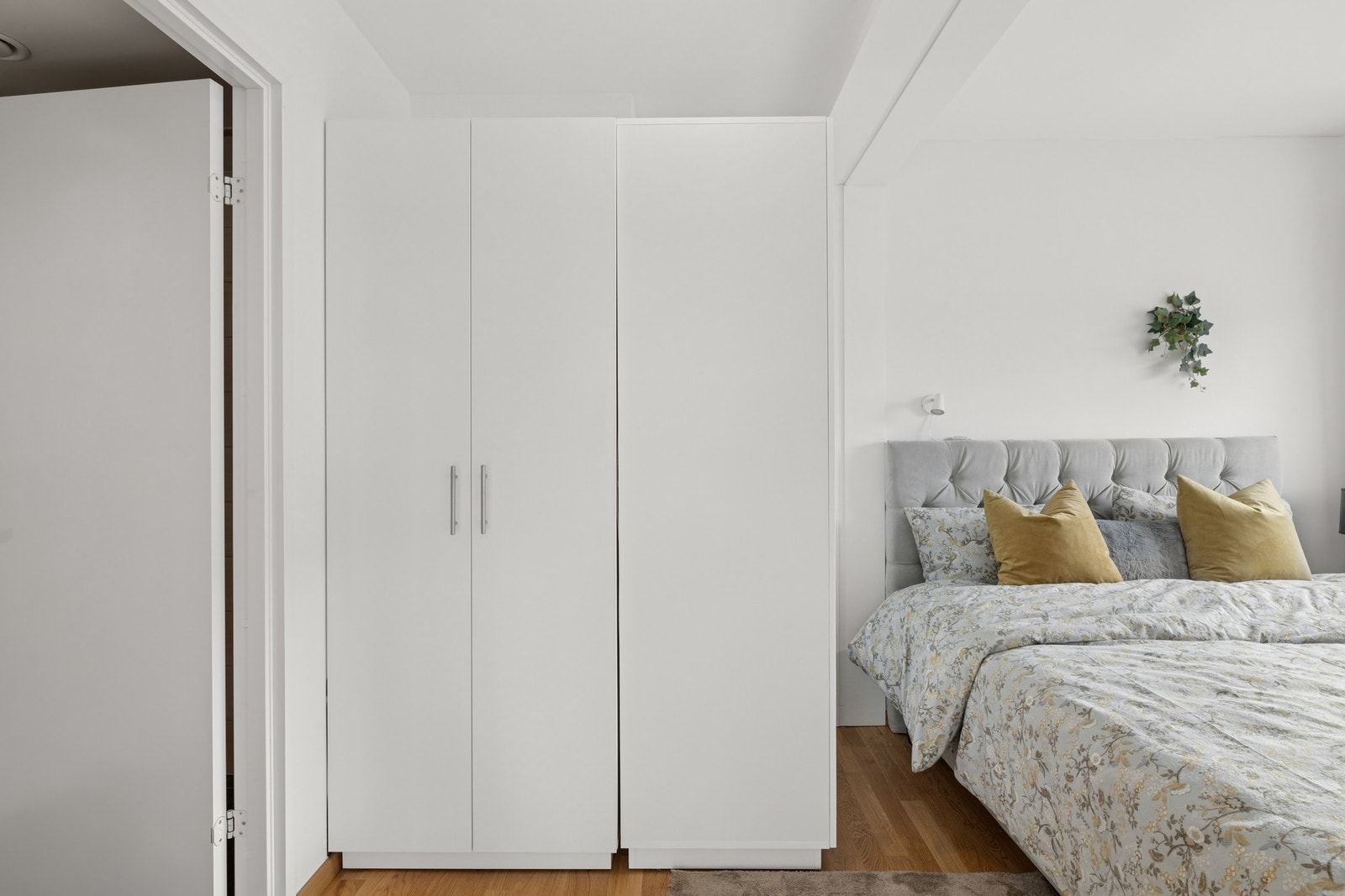 God plass til dobbeltseng med tilhørende møblement. Galleribilde