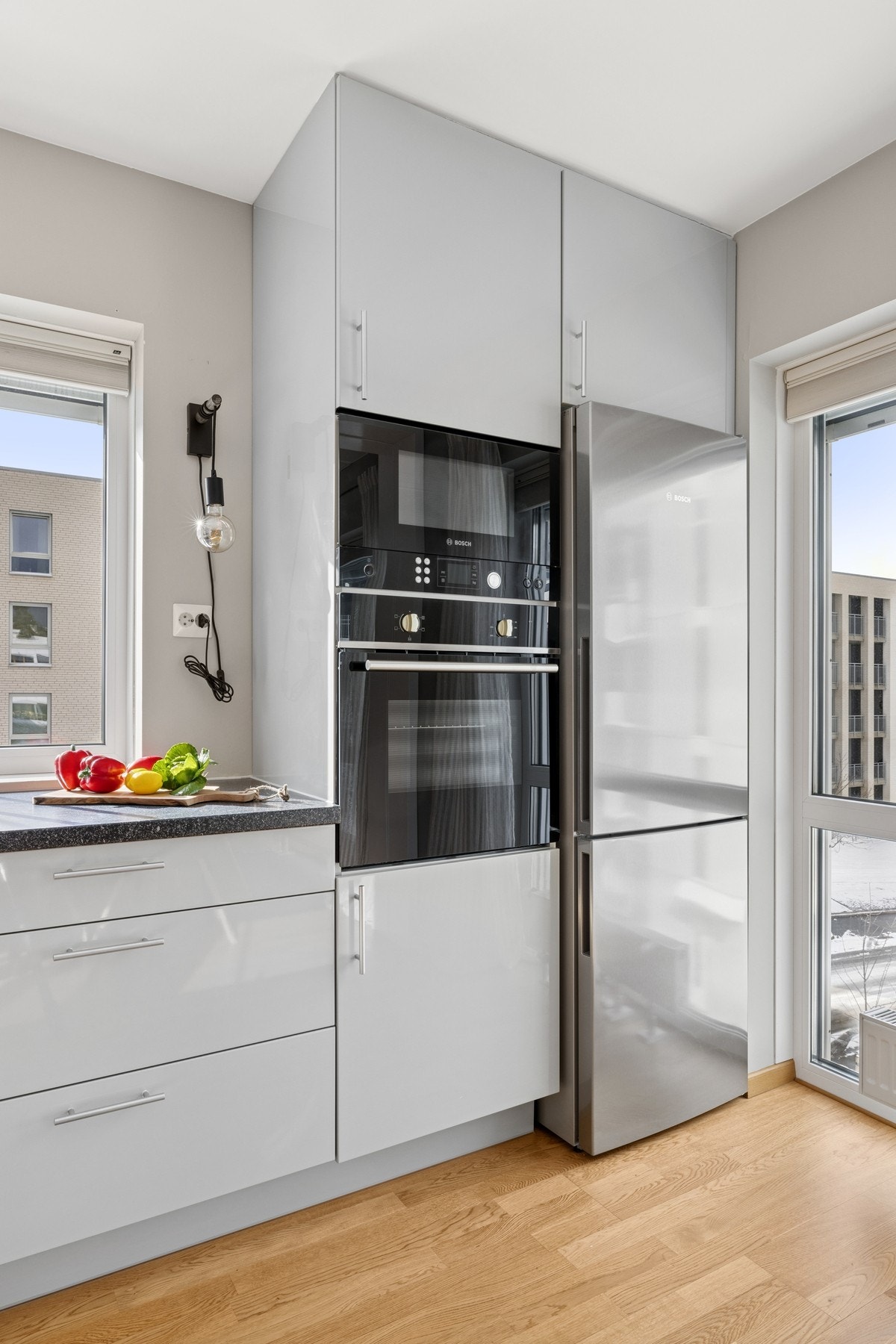 Det er ellers godt med skapplass og gode arbeidsflater. Galleribilde