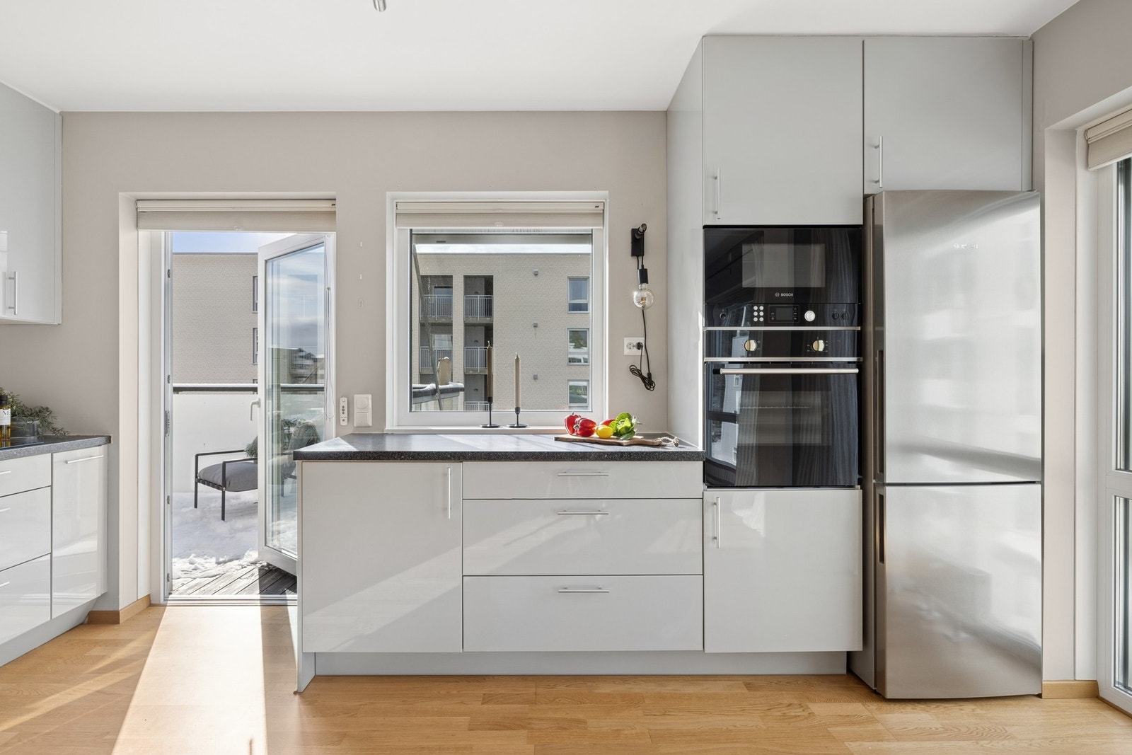 Med åpen løsning mot stuen blir kjøkkenet en sosial sone, også under matlagingen. Galleribilde