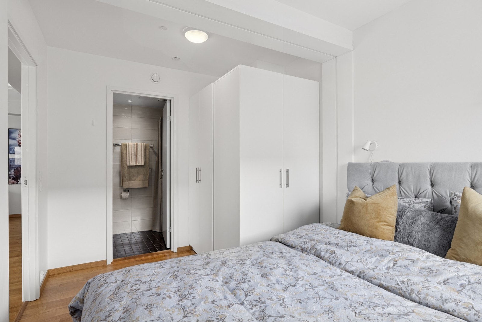 Hovedsoverommet er lysmalt og har en eksklusiv en-suite løsning. Galleribilde