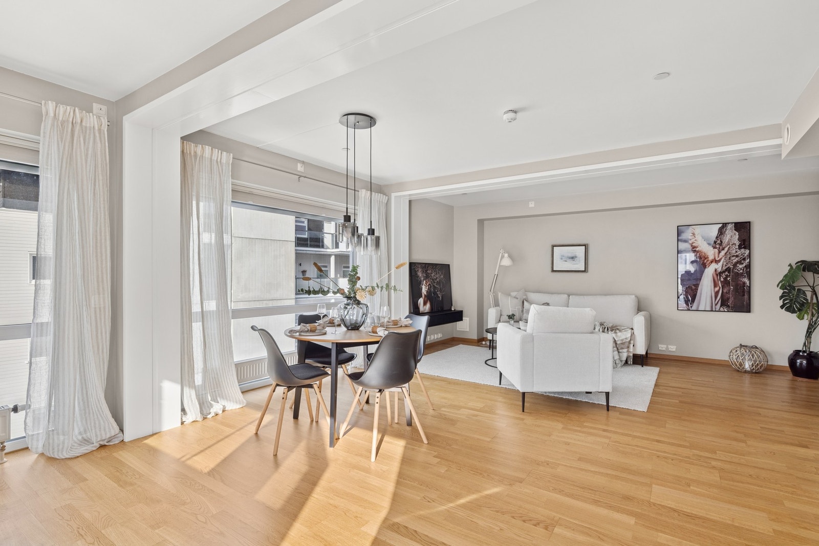 Her har du god plass til både større sofagruppe og spisebord. Galleribilde