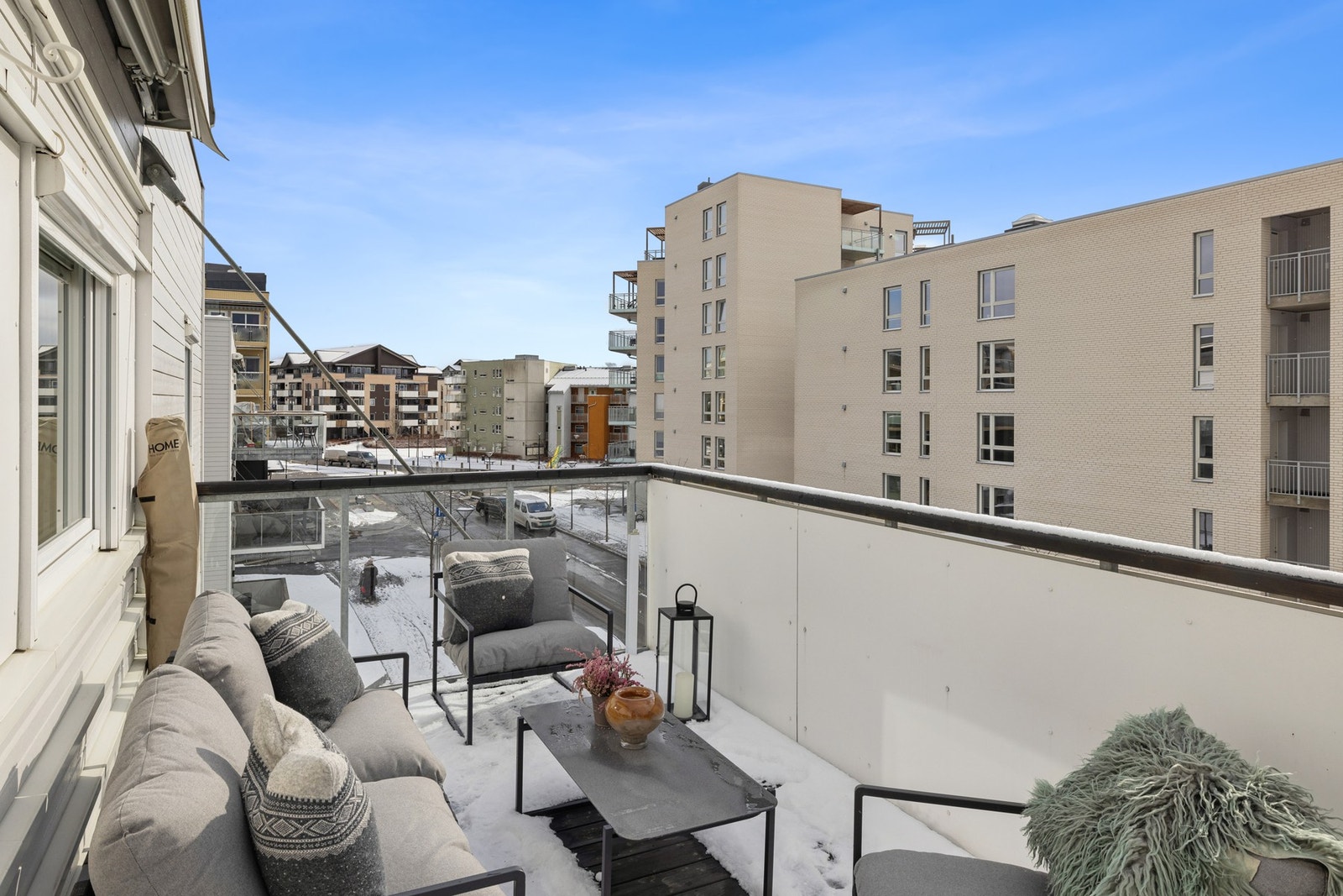 En meget flott 4-roms endeleilighet med ypperlig beliggenhet midt i kjernen av Jessheim sentrum. Galleribilde