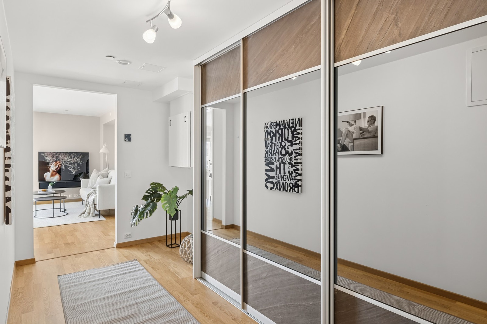 Leiligheten ønsker velkommen med en lysmalt og trivelig entré. Entréen har rikelig med oppbevaringsplass i skyvedørsgarderobe med speilfronter. Galleribilde