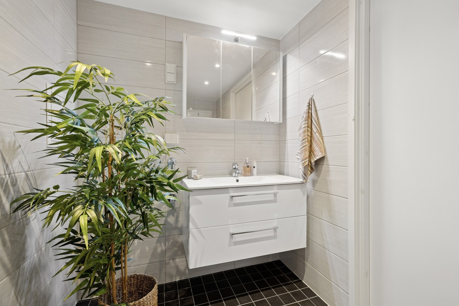 Begge badene er helflisede med gulvvarme for ekstra komfort. Galleribilde