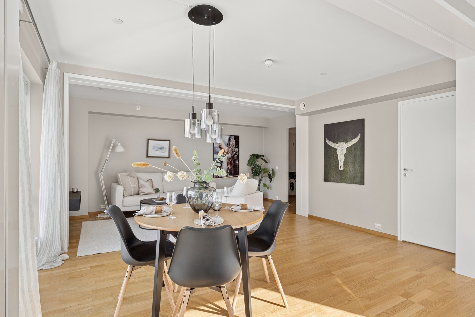 Fra stuen/kjøkkenet følger utgang til en herlig balkong med plass til sittemøbler og grill. Galleribilde