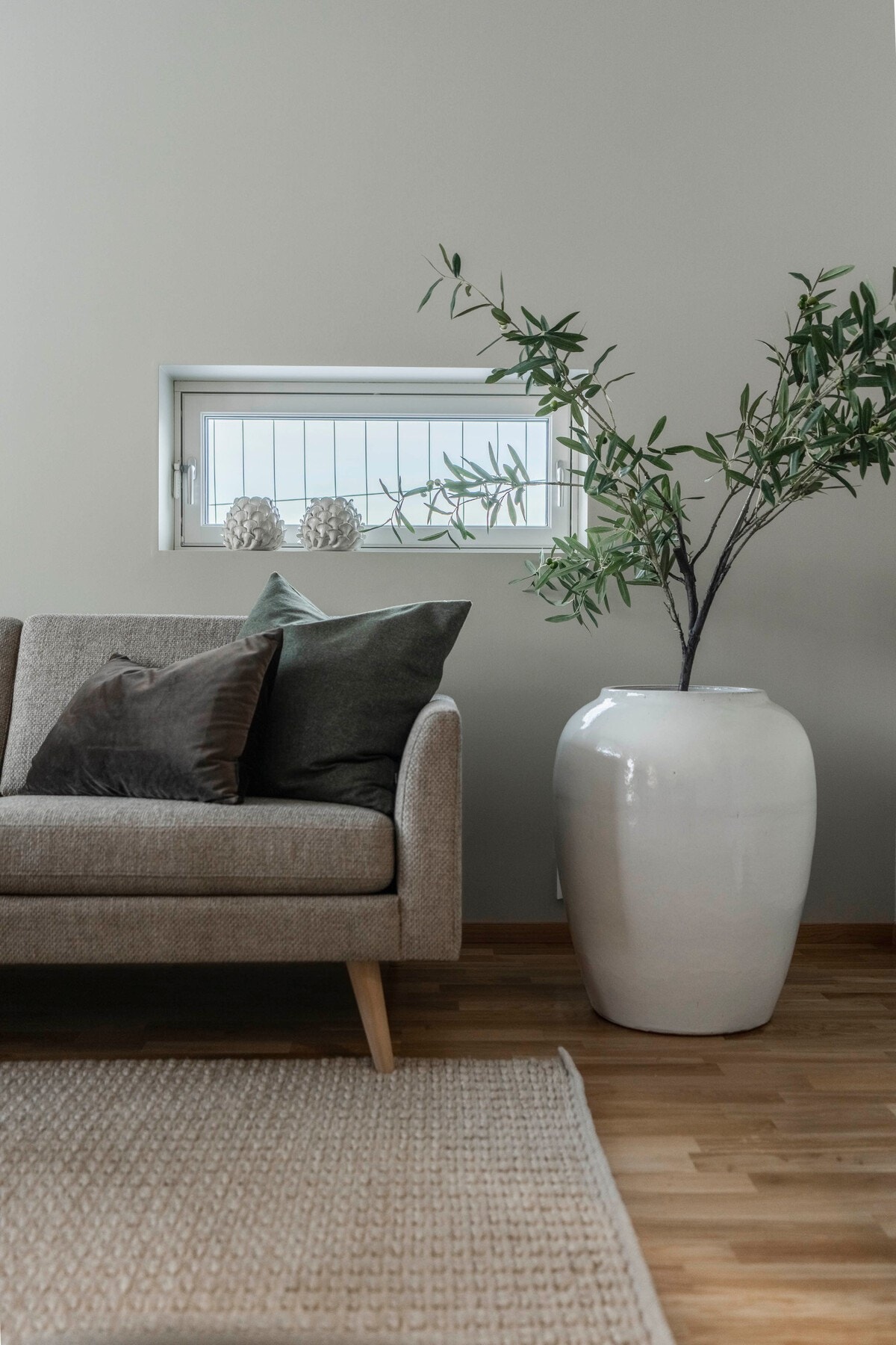 Leiligheten nyter et moderne preg med tidsriktige material- og fargevalg | Bildet er av en identisk leilighet i 1.etg | Leilighets som selges ligger i etasjen over Galleribilde