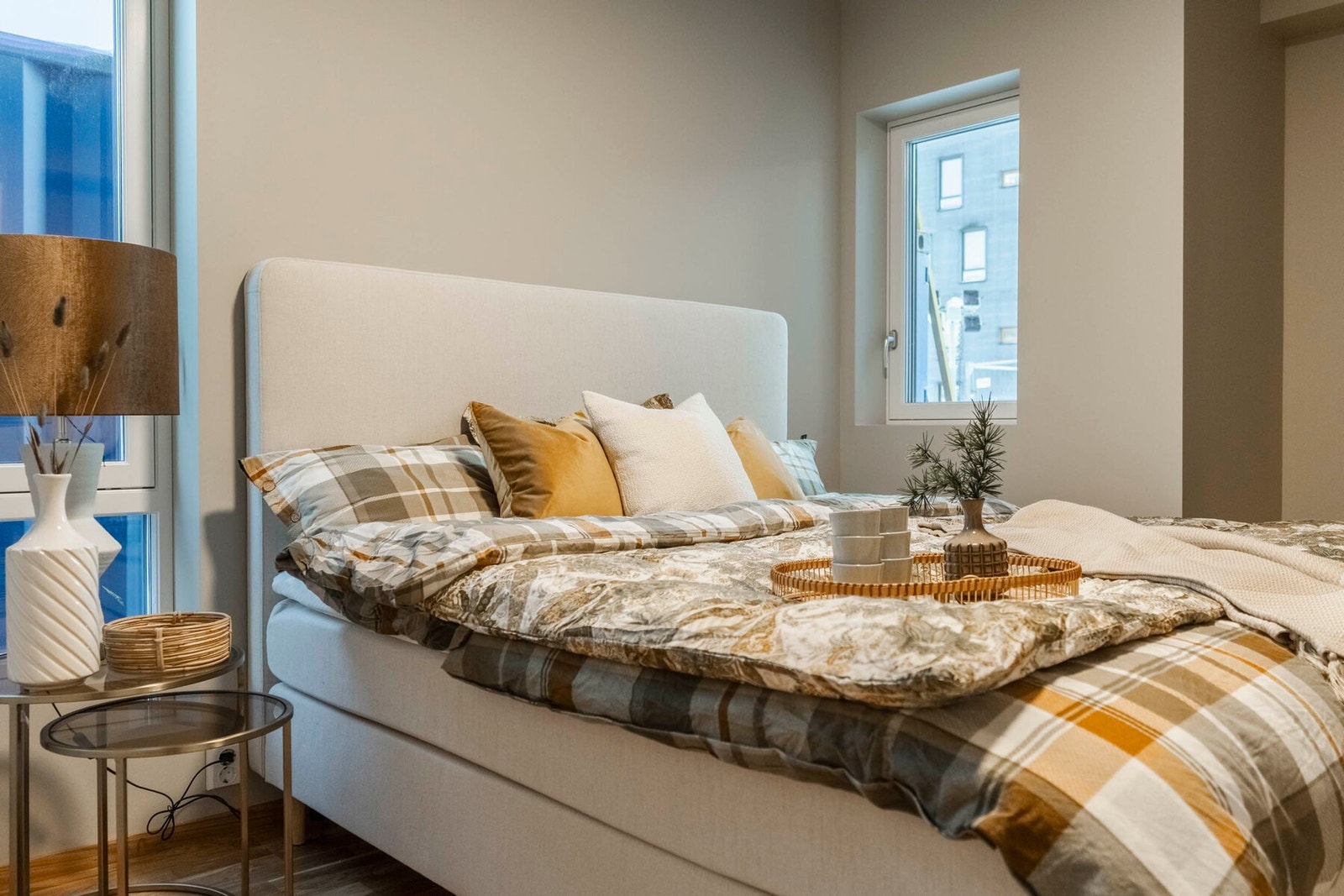 God plass til dobbeltseng og praktisk garderobeløsning | Bildet er av en identisk leilighet i 1.etg | Leilighets som selges ligger i etasjen over Galleribilde